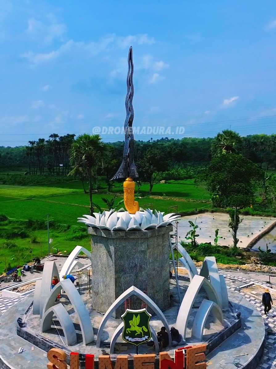 Explore Tugu keris yang masih dalam proses penyelesaian di Kec. Pragaan Kab. Sumenep. Salam Settong Dhere Mdhure.. #ekplore #tugukeris #dronevideo #myhoby #fyppppppppppppppppppppppp #lewatberanda 