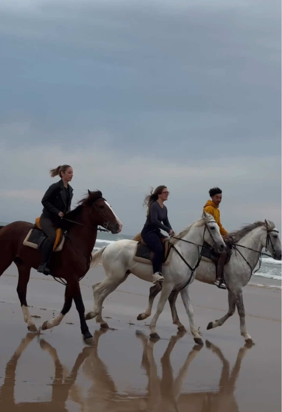 Racing with Friends😜 @Tarek Errachidi art @fanny_lslt  #horses #cavalier #beachride #riding #racing #chevalessaouira #riders #horseshow #animals #wild #free #gallop #motivation #viral_video #fyp 