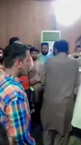 پیر کی جوتی سونگھنے سے علاج ہوجاتا ہے😂 #darbar #قبرپرستی 