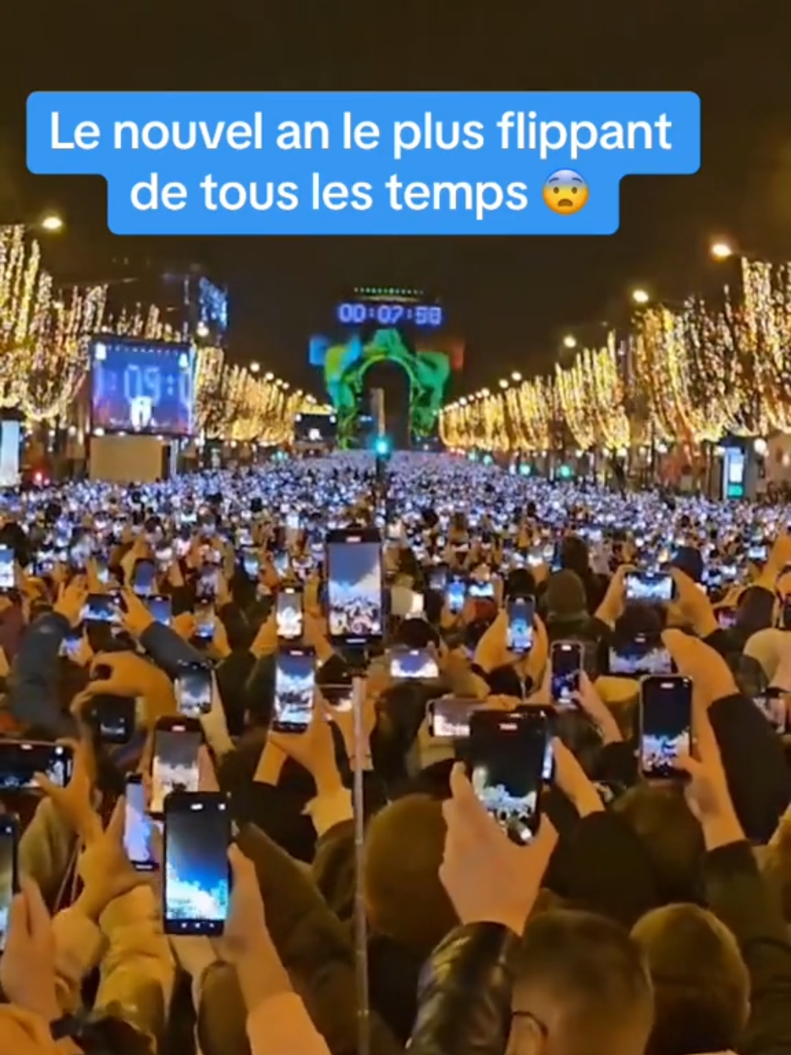 Le monde d’aujourdhui c’est 1 million de smartphones qui regardent le passage a la nouvelle année et un million de personnes qui regardent leur smartphone 😰 #nouvelan #bonneannée #smartphone #champselysees #paris #flippant #viral #buzz #mondedaujourdhui #foienlhumanite #actufrance #newsfrance