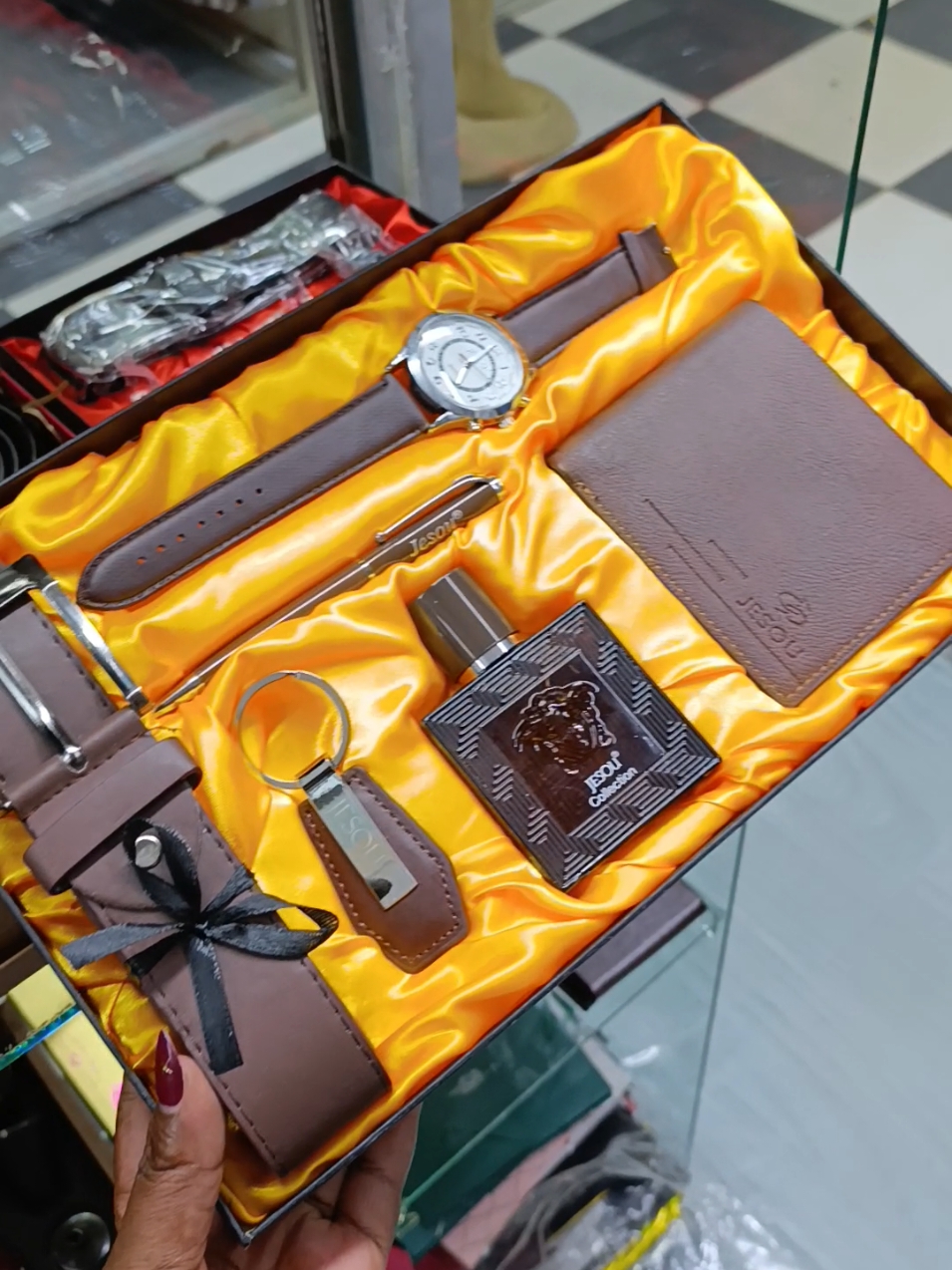 NAIROBI,MOI AVENUE GIANTMARK MARK SHOPPING MALL SHOP NO. A5,NEXT TO MOMBASA COMPUTERS, OPPOSITE VETERAN HOUSE/BIHI TOWERS @ 2800ksh #gift #giftideas #giftbox #uniquegifts #giftshop #foryoupage❤️❤️ #personalisedgifts #forhim #giftideasforhim #newyeargifts #mevahaccessories 