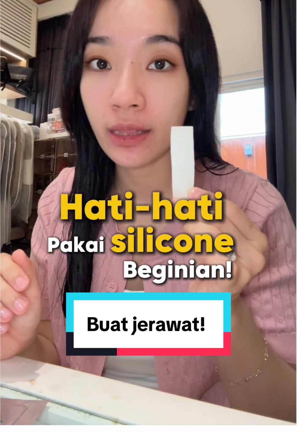 Tren viral tiktok silicon patch gel buat bekas jerawat? Is it worth it?  Menurut aku yang dimaksudkan adalah hipertrofik scar mungkin akan membantu tapi tetep ekspektasi jangan berlebihan ya. Prinsipnya MENCEGAH lebih baik daripada MENGOBATI. Soal jerawat sebaiknya diobati sedini mungkin.  Silicon patch gini ga bisa ya buat bekas jerawat kayak pie pih gitu. Atau buat atrophic scar kayak bopeng itu GA BISA HILANG meskipun ditempel silicon patcg beginian! Jadi jangan sampe buang-buang duit buat hal yang gak tepat sasaran!  #bekasjerawat #tanyadrzie #siliconepatches 