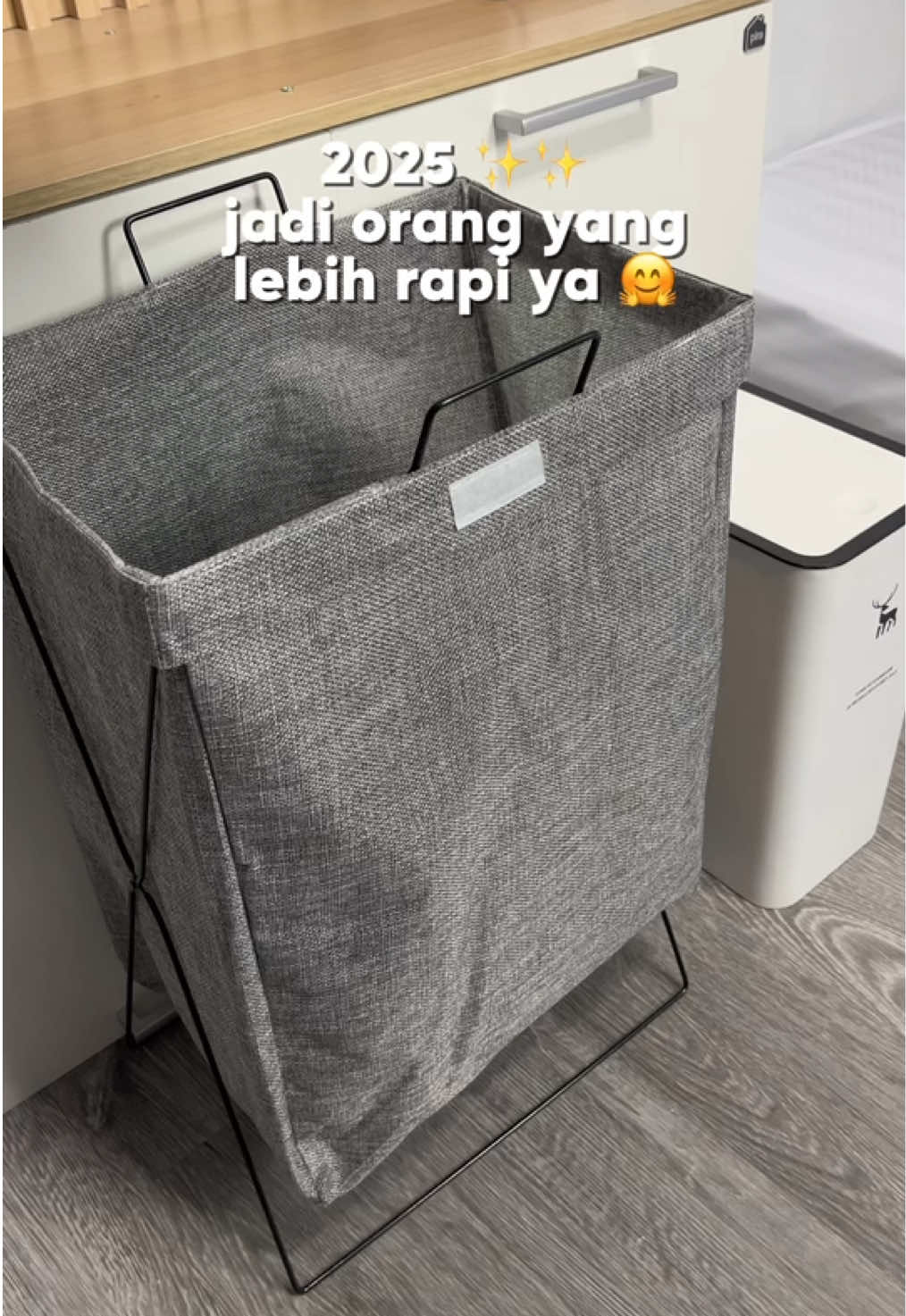 2025 jadi orang yang lebih disiplin dan rapi ya 🥰 mulai dari merapikan baju kotor ke tempatnya, kamu bisa pakai laundry bag ini, supaya kamar kamu lebih rapi. tas laundry ini bisa dilipat kalau ga dipake jadi, bisa jadi tas baju kotor juga buat dibawa ke tempat laundry. #laundrybag #taslaundry #kantonglaundry #laundryday #tempatbajukotor #cuantanpabatas 