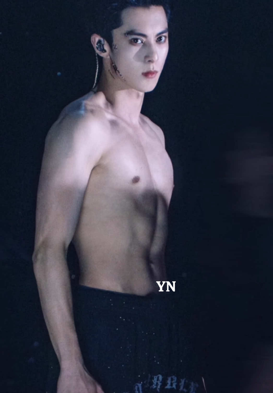 WeeHhhh roti sobeknya ayang bestie🙈 favoritenya sapa neehh🙈🤭😂😁💜💙#dylanwang #wanghedi王鹤棣 #ddesirable #aktorchina🇨🇳 #rapper #louisvuitton 