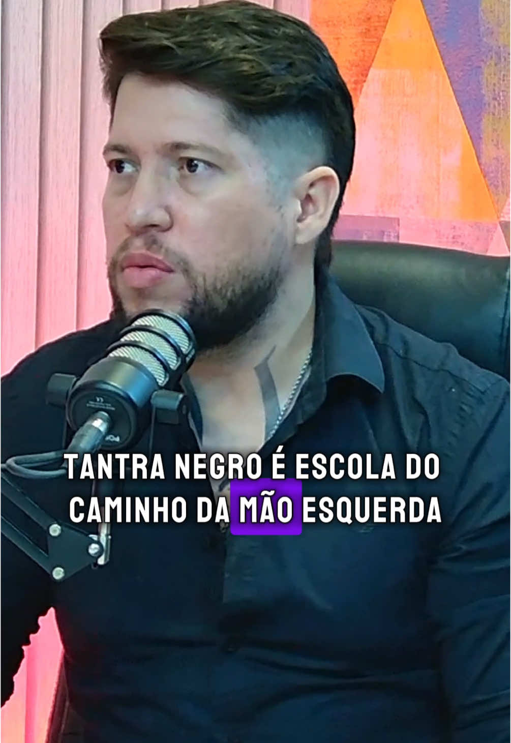 O Tantra Branco e o Tantra Negro:  Escolas da Mão Direita e da Mão Esquerda O Tantra Branco é associado à escola do caminho da mão direita, enquanto o Tantra Negro é ligado à escola do caminho da mão esquerda.  Por que “negro”?  Porque muitas de suas práticas eram realizadas à noite, na escuridão, simbolizando a exploração de aspectos ocultos da existência. Uma das bases mais interessantes do Tantra Negro é esta ideia fundamental: “Se eu digo que não gosto de algo, estou rejeitando uma parte do universo, pois o universo é composto tanto pelo bom quanto pelo ruim. Para alcançar o divino, preciso abraçar e compreender todas as experiências, inclusive aquelas que me desagradam.” Essa perspectiva se conecta ao que Freud descreveu como “as sombras” do inconsciente.  Nossos bloqueios internos estão profundamente enraizados nas partes de nós mesmos que não aceitamos ou reconhecemos. A verdadeira transformação ocorre quando encaramos essas sombras de frente, sem medo, e aprendemos a integrá-las. Esse processo nos liberta e nos aproxima do nosso verdadeiro potencial. No entanto, tanto o Tantra Branco quanto o Tantra Negro têm práticas extremas que podem ser controversas.  Por exemplo: 	•	Tantra Negro: Algumas tradições utilizavam práticas como sentar em cadáveres para absorver sua energia vital, usar cinzas de cadáveres em magia s3xua1, realizar rituais com sangue ou até sacrifícios de animais. Esses métodos simbolizam o contato com a transformação e a transitoriedade da vida, mas são amplamente discutíveis. 	•	Tantra Branco: Por outro lado, há práticas que veem o corpo como um obstáculo ao divino, promovendo mutilações, jejuns excessivos, abstinências rígidas e dogmas que muitas vezes levam ao sofrimento físico desnecessário. Por isso, escolhi trilhar meu próprio caminho. Meu foco está em práticas que geram resultados concretos e respeitam a individualidade.  É isso que ensino aos meus alunos:  absorver o conhecimento, experimentar as técnicas que fazem sentido para eles e, a partir disso, construir seu próprio caminho para o divino. #fluxoenergeticosupremo 