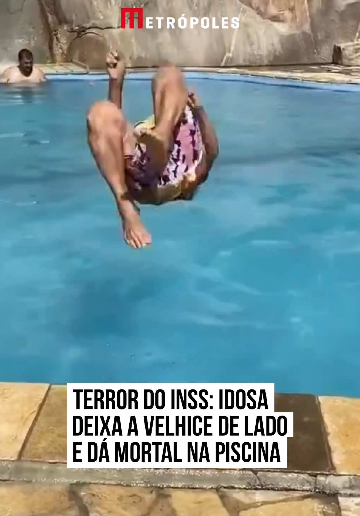 😯 Viralizou na #web, nesta segunda-feira (30/12), vídeo que mostra uma idosa dando saltos m0rtais em piscina de condomínio. No conteúdo, a senhorinha esbanja disposição, pede pra ser gravada e dá #show de habilidade na frente de todos os frequentadores do espaço. Nos comentários, os internautas rasgaram elogios para a energia da nadadora. 