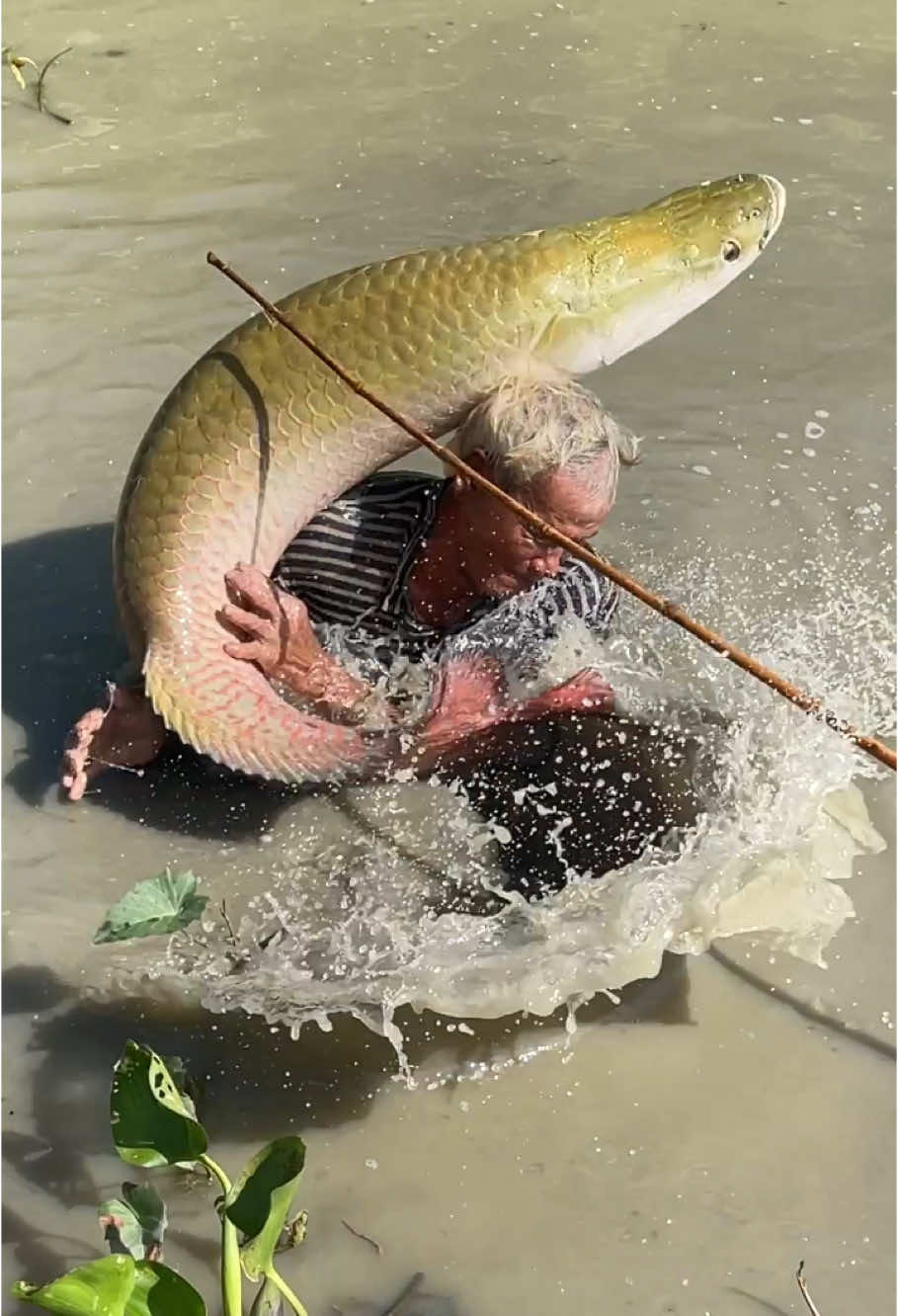 Amazing Fishing Battle With Giant Fish