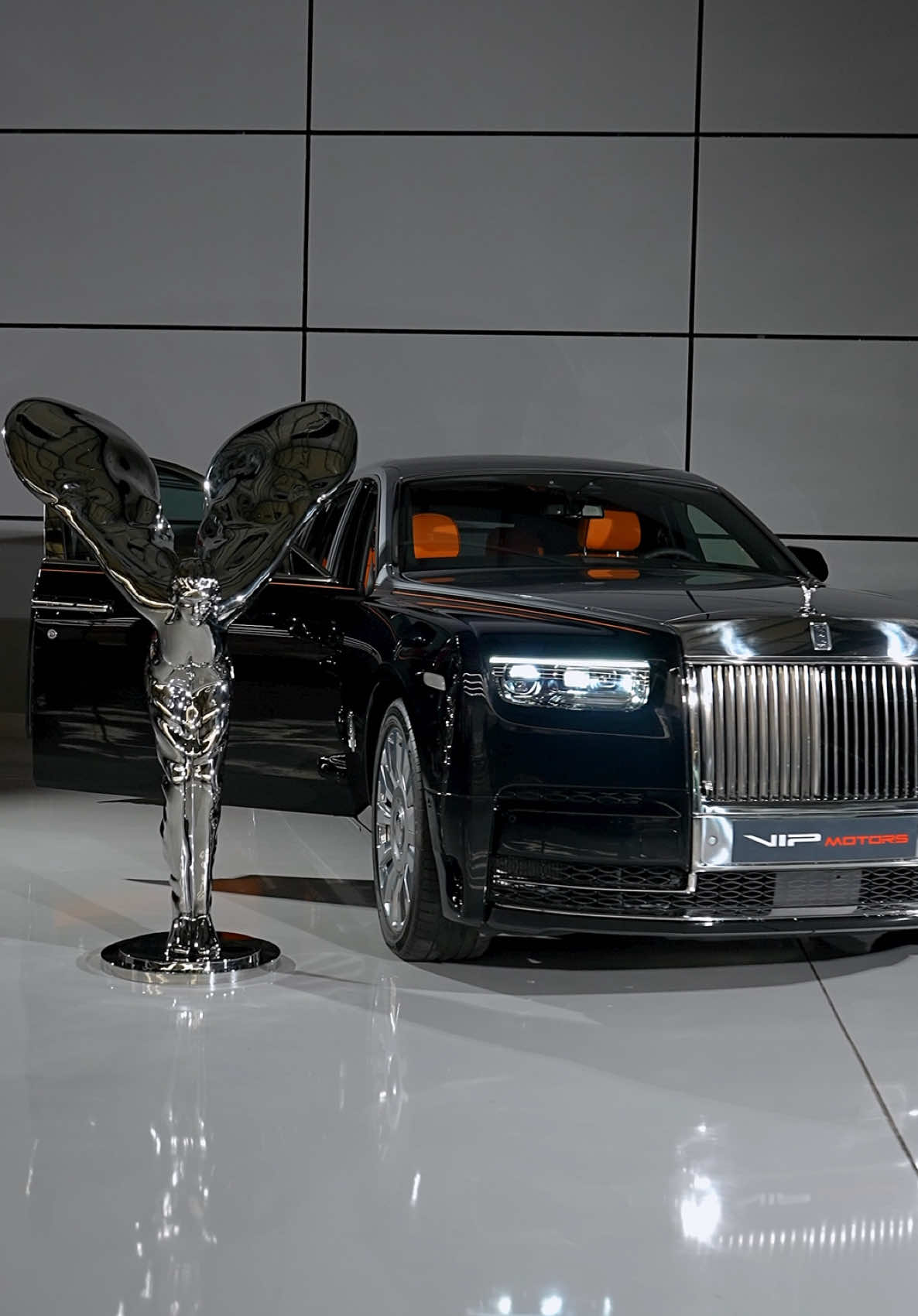 A masterpiece meets its icon The Phantom and the Spirit of Ecstasy #viphomegallery #vipmotorsuae #rollsroyce