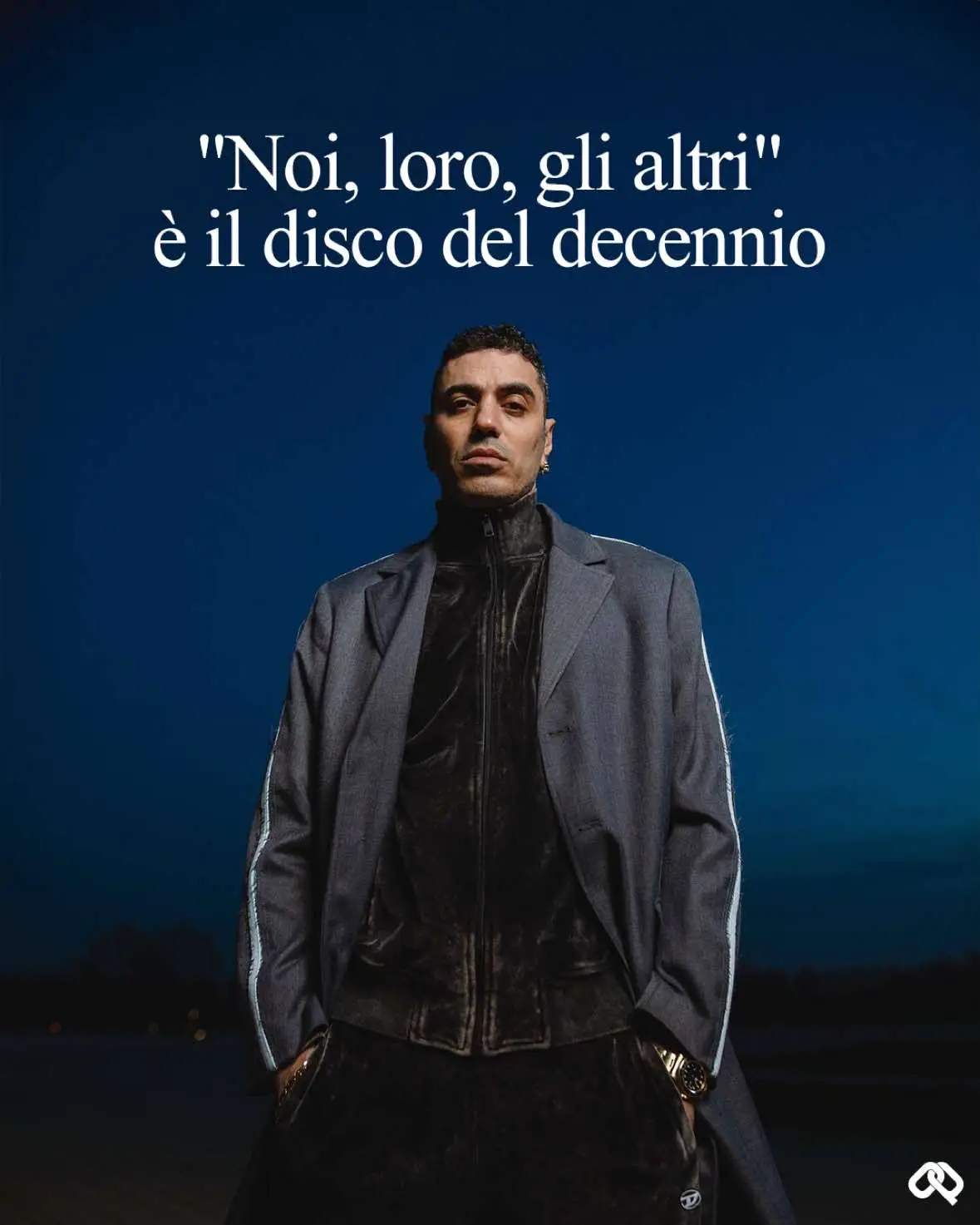 Ossessionati come siamo dai numeri, abbiamo perso di vista una caratteristica fondamentale del rap: la persistenza nel tempo. ⏳ La musica vince non solo con un ritornello convincente, ma con una narrazione capace di racchiudere il senso dei tempi, cogliendo il lato estetico, emotivo, sociale e politico. 🎤 “Rockstar” di @Sfera Ebbasta è stato un terremoto che ha segnato un’era; “Sirio” di @Lazza continua a essere tra gli album più ascoltati; il ritorno dei Club Dogo è stato epocale. Ma se dobbiamo eleggere un nome del decennio, la scelta cade sicura: Marracash. 👑 Dal 2015 ad oggi, nessuno ha piazzato un uno-due del livello di “Persona” e “Noi, loro, gli altri”. Molti preferiscono il primo, ma noi andiamo controcorrente: il secondo segna una svolta. 💥 In “Noi, loro, gli altri”, Marra affronta i problemi della società italiana con una maturità e una gelida rabbia che ricordano il grande cantautorato degli anni ’70. Ha il coraggio di criticare lo stesso sistema che potrebbe renderlo “imperatore”.  Non è solo il lamento di chi scopre che soldi e successo non danno felicità, ma una riflessione profonda su informazione, politica e società dello spettacolo. Forse in “Persona” il rap è più fluido e ispirato, vero. Ma con “Noi, loro, gli altri” Marra si prende dei rischi enormi: un album difficile, che poteva sembrare moralista o saccente… e invece vince. 🏆 Tra 50 anni, se vorremo capire davvero questi anni, dovremo guardare a lui. Trovate l’articolo completo cliccando sul link in bio🔗 ⭐️ #marracash #rapitaliano #musicaitaliana #persona #hiphopitaliano #album #cultura #cantautorato #musica2024 #sferaebbasta #lazza #clubdogo #outpump #perte 