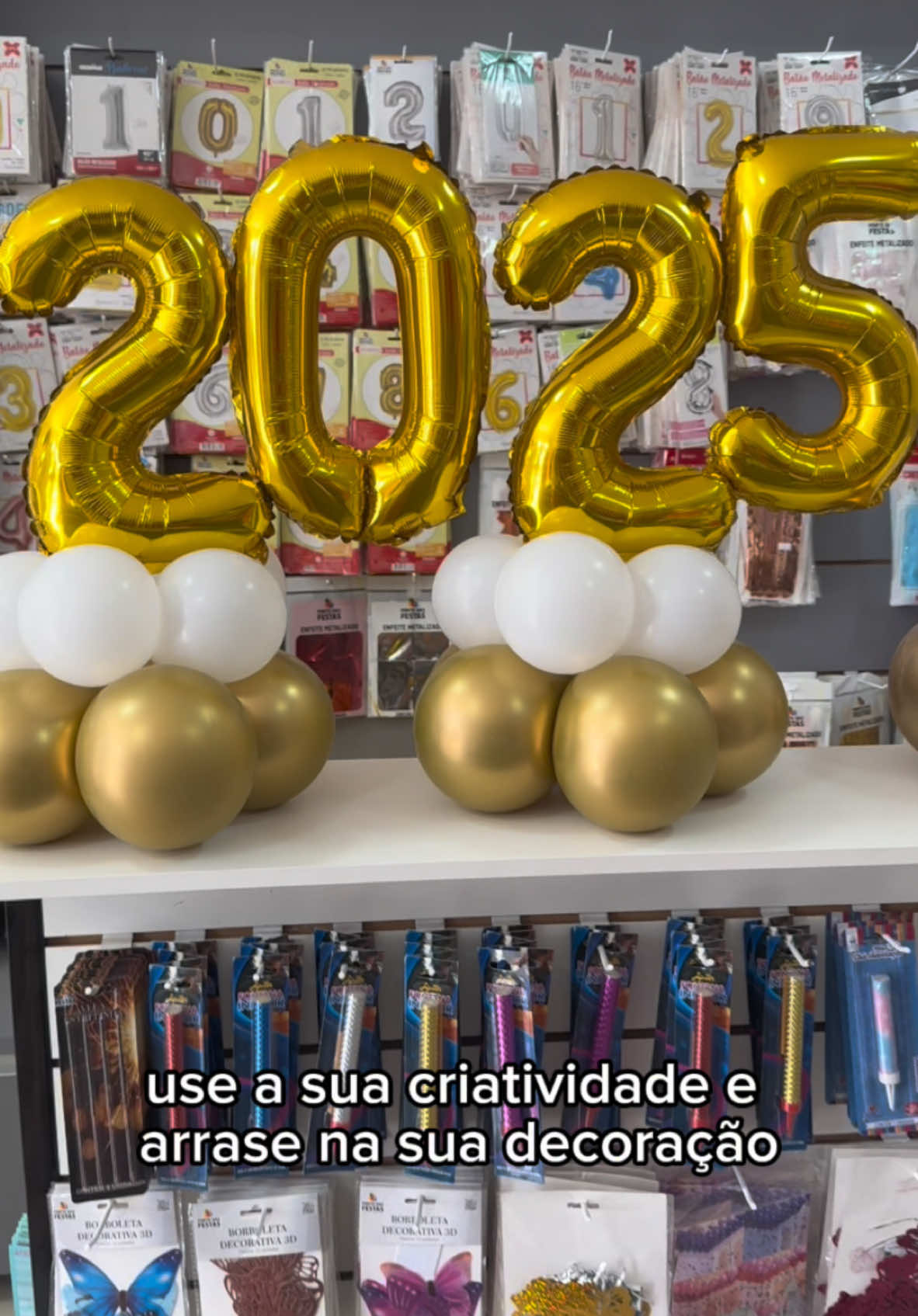 Preparados para começar 2025 com muita cor e alegria? 🎉✨ Hoje vou te ensinar como inflar da forma mais prática e incrível! 🎈🚀 Porque cada detalhe faz a diferença na sua celebração. Prontos para dar vida à festa? Aperte o play e vem comigo!  💡👇 #DicasDeBalões #Kit2025 #FestasComMagia #decoracaovirada #decoracao2025