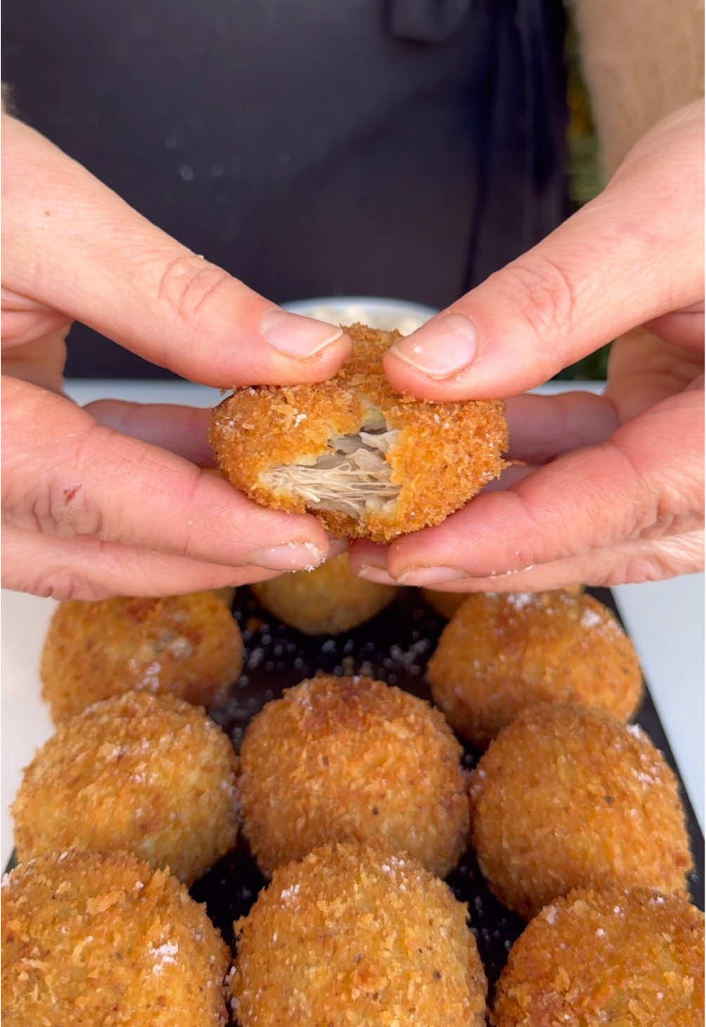 Pulpeciki z odzysku typu holenderskie bitterballen ( w mojej wersji)  Składniki: Ok 500 g mięsa z rosołu, 80 g masła 60 g mąki pszennej 500 ml rosołu sól, pieprz gałka muszkatołowa.  Panierka: 3 jajka, mąka, bułka tarta ( u mnie wymieszana z panko) tłuszcz do smażenia #pulpeciki #mięso #mięsozrosołu #bitterballen #sylwester #obiad #przekąska #przepisy #przepis #zerowaste #niemarnujejedzenia #jedzenie #gotowanie 