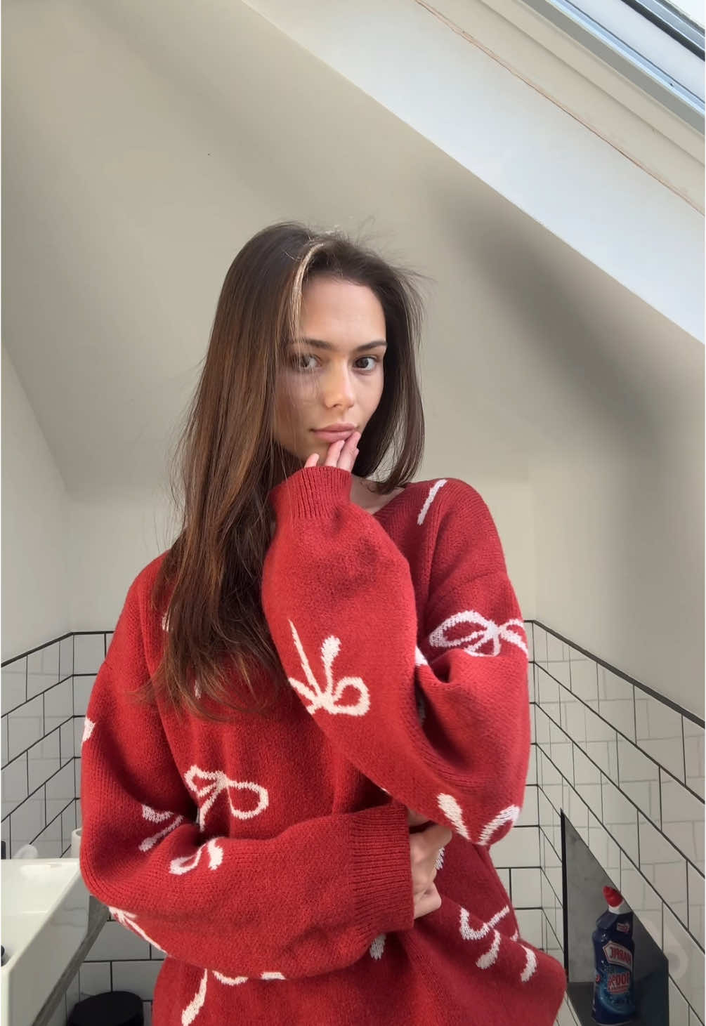 This oversized red jumper is perfect for those chilly days, and it goes with EVERYTHING. Click the link to grab yours today! 🔥 #FallFashion #CozyVibes #OversizedSweater #FashionFinds #WinterStyle #MustHave #OOTD #TikTokMadeMeBuyIt 