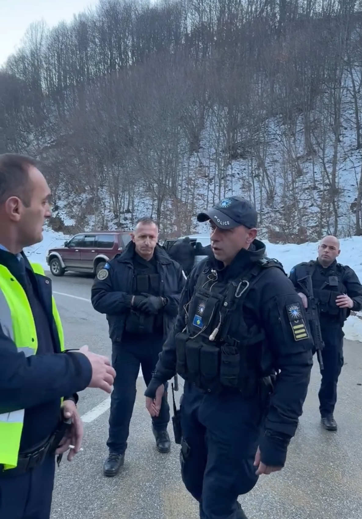 Politikani serb ndalohet nga Policia teksa xhironte me dron në veri të vendit  #policia #kosova #veriu #mitrovica #gazetademos 