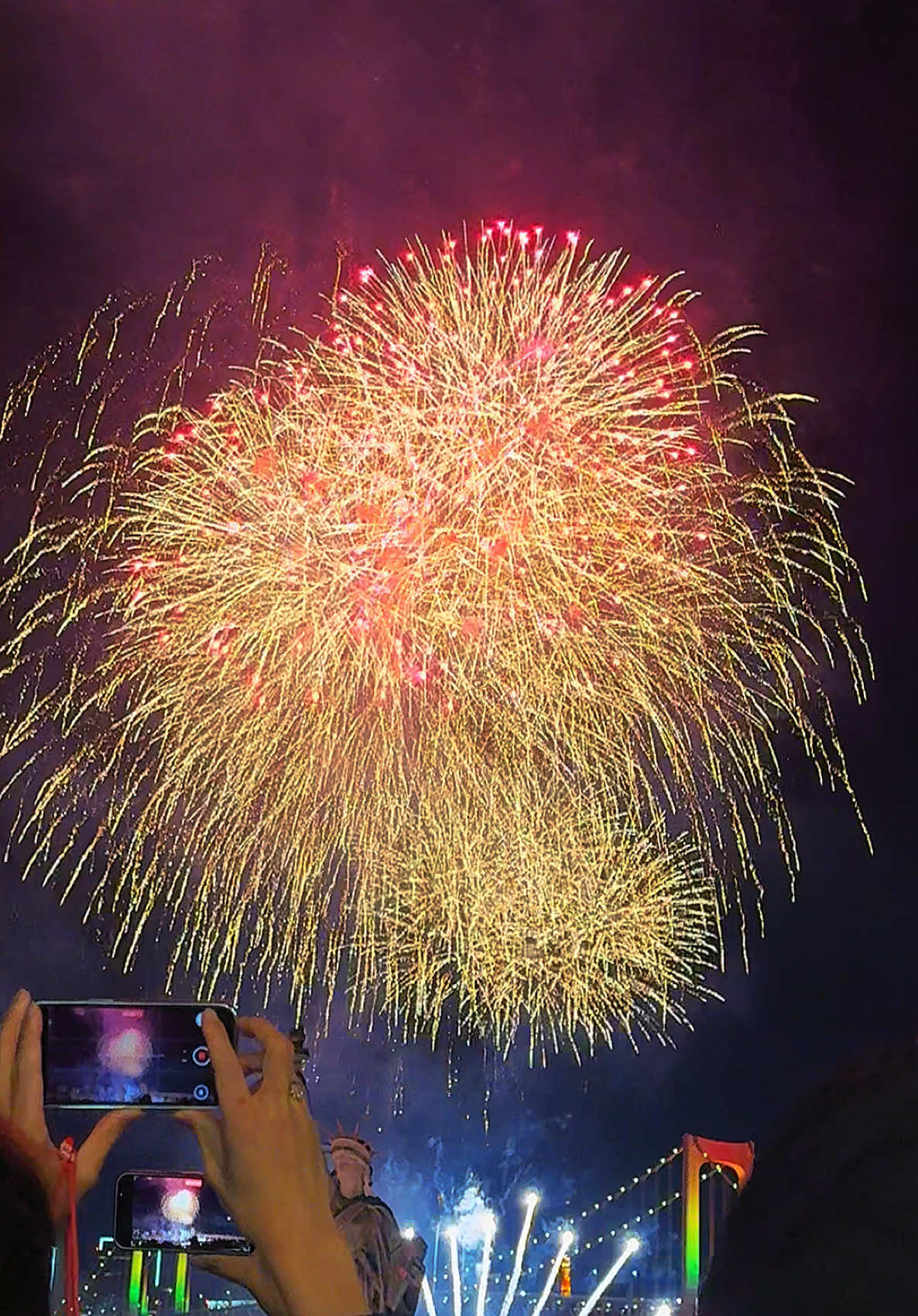 🎆✨Drones and Fireworks at Odaiba!✨🎇 😊What a dazzling display of fireworks  🎇 and breathtaking drone show. With 500 drones ✨ painting the night sky🌌, where the worlds of the anime series 