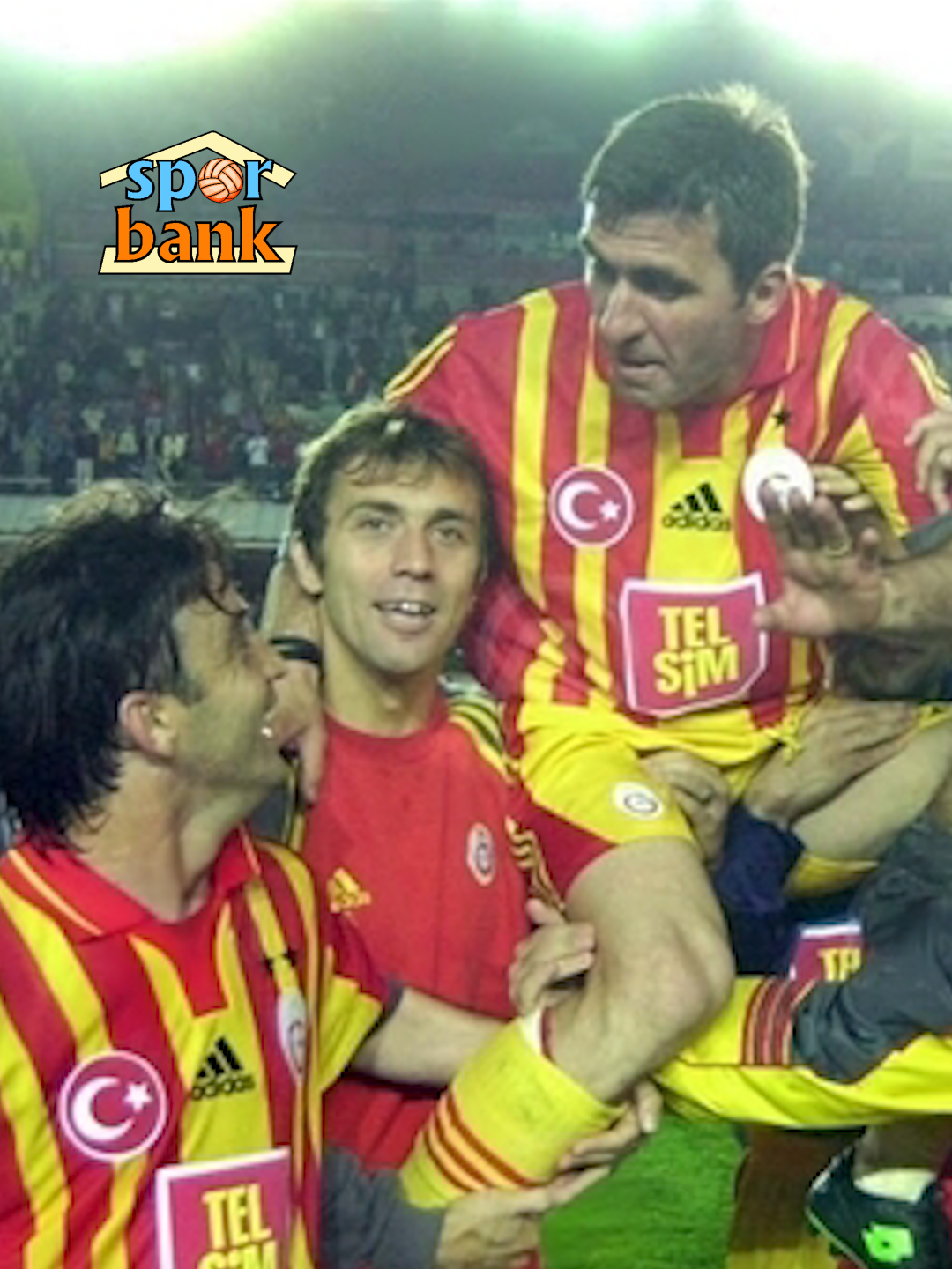 Sen daha oynardın aslında: Gheorghe Hagi'nin son maçını hatırlayalım  1996-2001 yılları arasında Galatasaray forması giyen Gheorghe Hagi 2000/01 sezonun son haftasında oynanan Trabzonspor maçıyla emekli olurken hâlâ üst seviyede oynayabilecek durumdaydı. #hagi #galatasaray #sonmaç #trabzonspor #emekli #takımotobüsü #sporbank