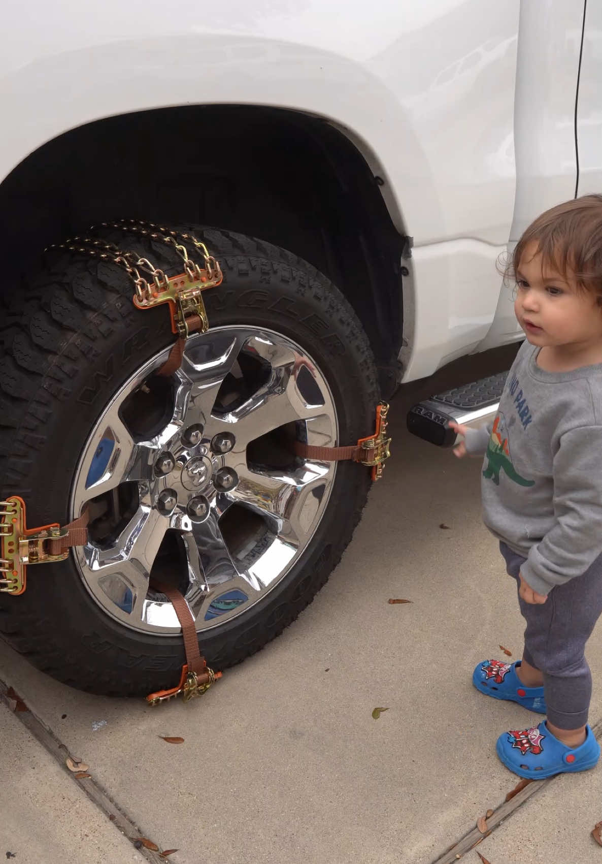 A que no sabías que existía algo así #safety #safetyfirst #snow #ice #fyp #seguridad #snowchains #cadenasparanieve 