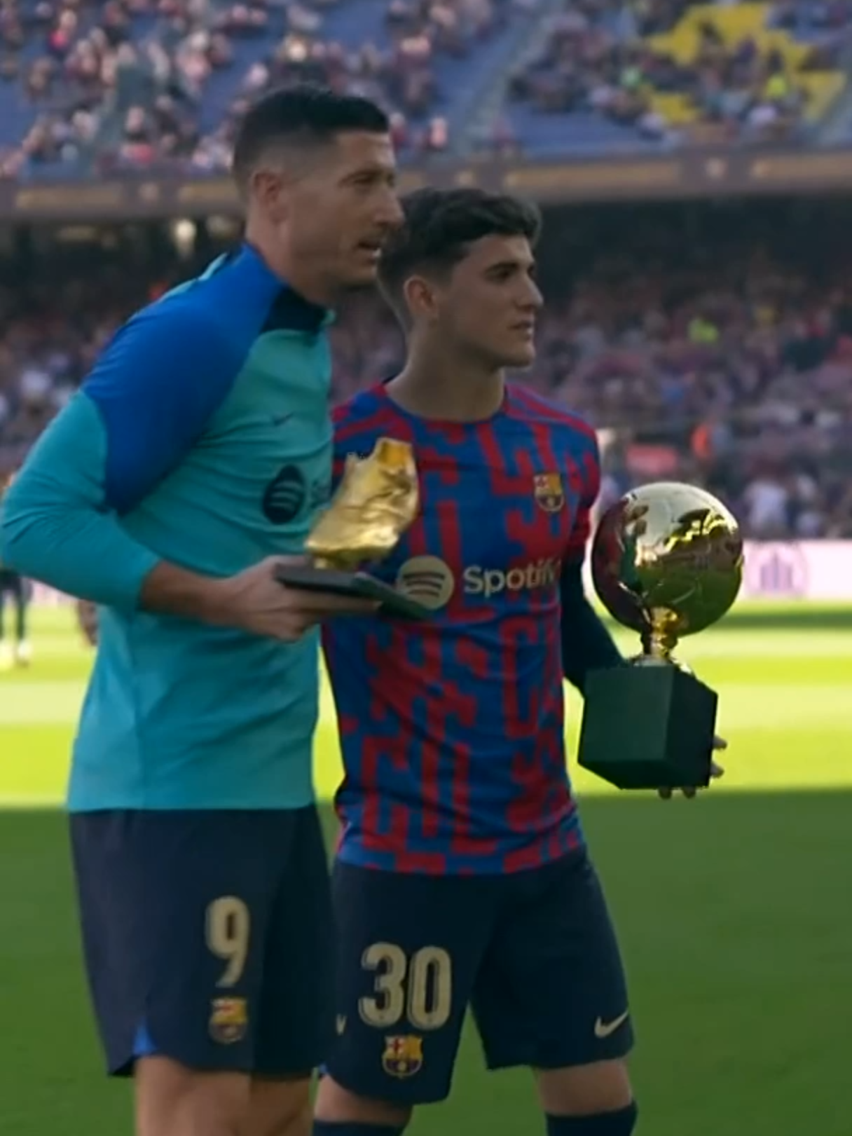 🔙🏆 #OTD in 2022 Gavi showed off his Golden Boy trophy and Robert Lewandowski did likewise with his Golden Shoe. #LALIGAEASPORTS