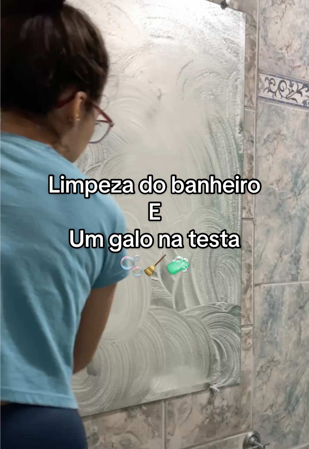 Limpeza do banheiro e um galo na testa. 👍🏻🫧🧽 #faxina #limpeza #fyp 