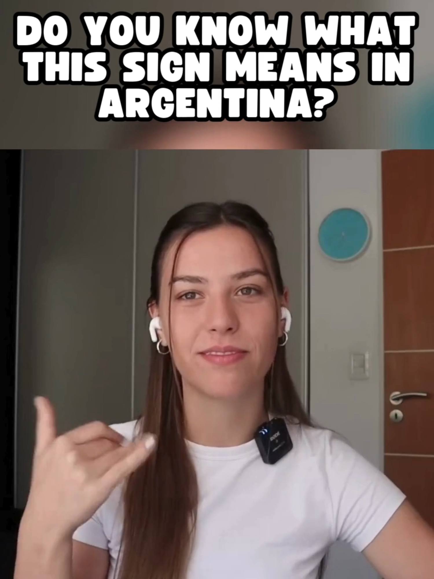 Do you know what this sign means in Argentina? 🤔 LINK IN BIO to discover the story behind this gesture and what it represents in Argentine culture! #ComprehensibleInput #SpanishForBeginners #DreamingSpanish #LearnSpanish #SpeakSpanish #CulturalDifferences #LearningSpanish #SpanishLanguage #LearnByListening