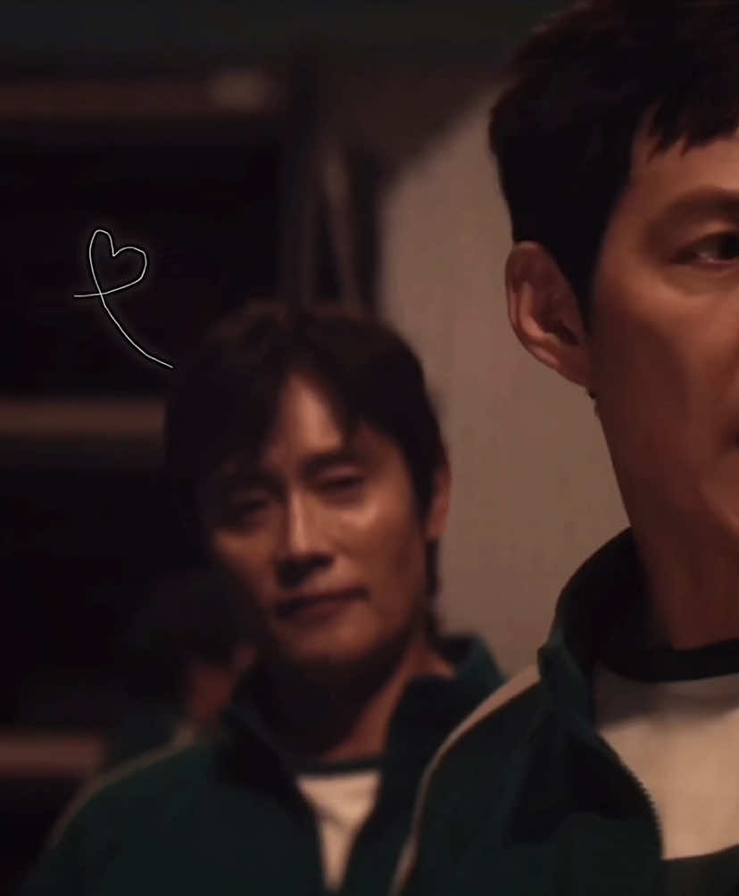 bro forgot his real job when he saw gi-hun #squidgame #squidgamenetflix #squidgameedit #squidgame2 #kdrama #netflix #viral #fyp #foryou #foryoupage #seonggihun #frontman #leebyunghun #leejungjae #001 #456 #frontmanedit 