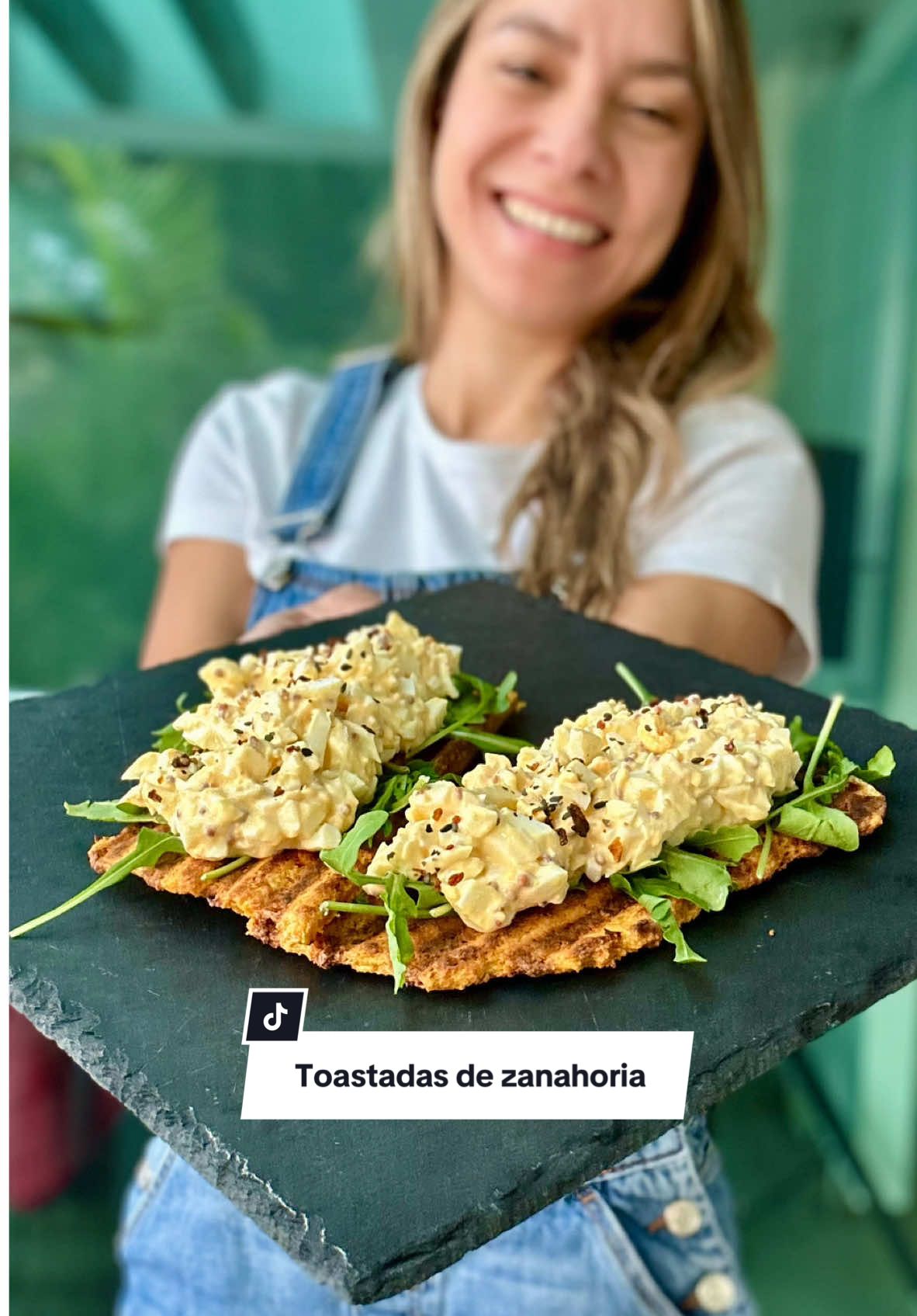 🥕TOSTADAS DE ZANAHORIA PARA EL DESAYUNO O LA CENA  ✅SIN HORNO  ✅SÚPER SACIANTE ✅DELICIOSAS RECUERDA DEJARME TU 🧡GUARDAR Y COMPARTIR  Sin duda, una de mis recetas favoritas de este 2024. Ideal tanto para el desayuno como la cena, está riquísimo y súper saciante, tienes que probarlo; y por cierto feliz 2025, les deseo que tengan un año lleno sobretodo de  INGREDIENTES 🥕60 gr. de zanahoria cruda rallada 🥕30 gr. de harina de avena (sin gluten) 🥕2 cdas de queso crema light 🥕2 cdas de aceite de oliva virgen extra 🥕Sal TOPPINGS: 2 huevos medianos, 1 cdita de mostaza, 1 cda de yogurt natural o griego, rúcula y especias al gusto PREPARACIÓN  🥕Mezcla en un bol todo los ingredientes para las tostadas. Una vez tengas una masa homogénea extiéndela sobre papel de horno en tu sandwichera y hazla con medio alto 5 min. Pasado el tiempo retira el papel, y hazlo un poco más hasta que esté tostado 🥕Para el topping cocina los huevos 10 min en agua hirviendo, pártelos a la mitad y separa las yemas de las claras. Luego, pica las claras, las yemas mézclalas con el yogurt y la mostaza y por último revuelve todo 🥕Sirve con rúcula, los huevos y un poco de tus especias favoritas  . . . #desayunosaludable #singluten #desayuno #glutenfree #recetasfaciles #sanoyfacil 