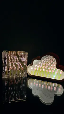 ✨Transforma cualquier rincón en un ambiente mágico y acogedor con esta lámpara única. 🌸 Espejo de Tulipanes Infinitos en Forma de Cubo 🌸 🛒 Disponible ahora 🎁 Perfecta para regalar ✨ Diseño exclusivo ¡No te quedes sin la tuya! #LámparaMágica #DecoraciónHogar #AmbienteAcogedor #EstiloÚnico #IluminaTuEspacio #TulipánCubo #Tulipan #Perú #Lima #Primavera #navidad