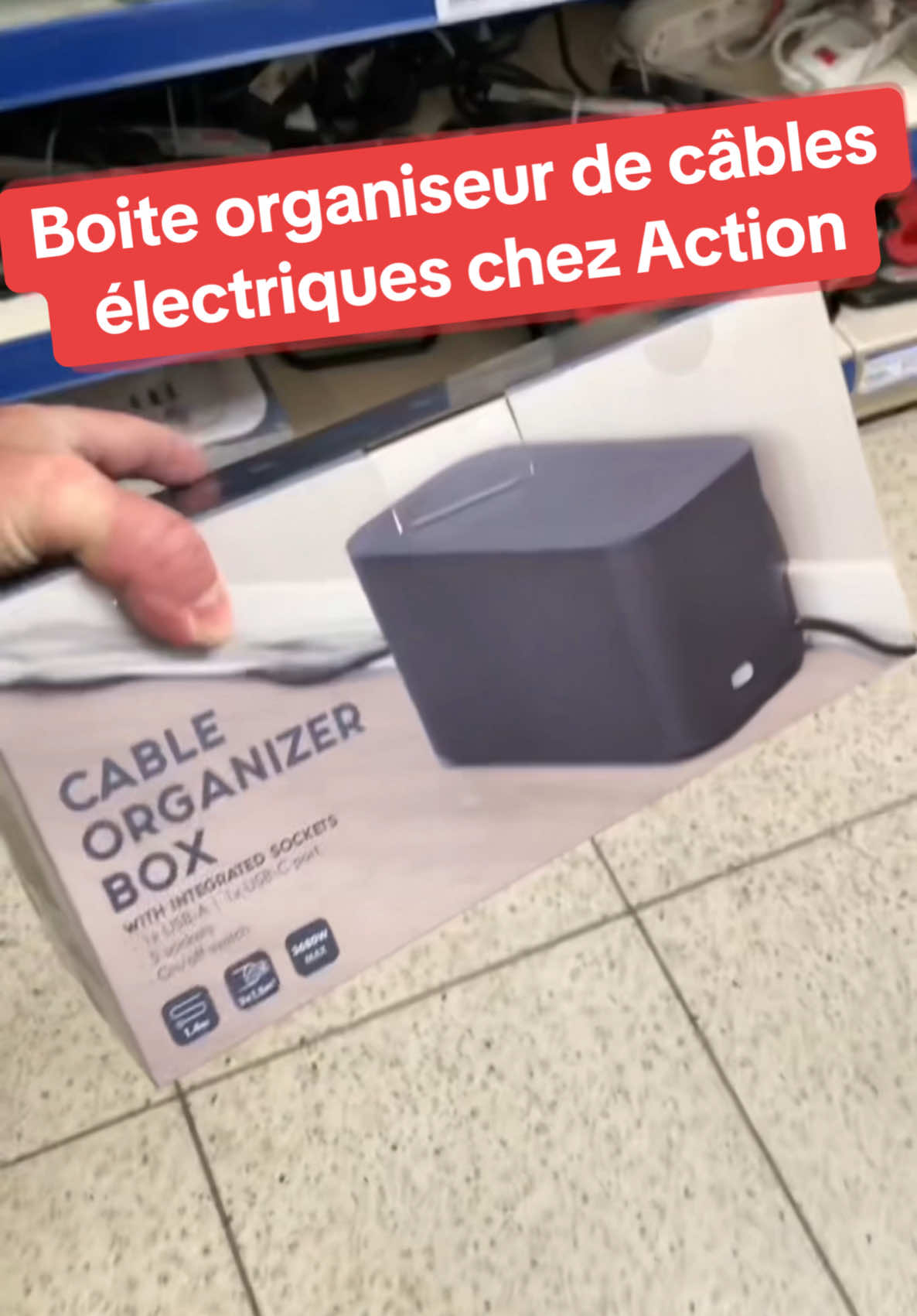 Boite organiseur de câbles électriques à 17€ chez Action #organisateurdecable #organisateur_de_bureau #rangementcable #rangement #bureau #cointv #setupgaming #magasinaction #action