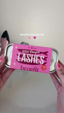 I’m obsessed with this mascara set! The packaging is adorable! Get it in the TikTok shop! 🩷 #benefit #benefitcosmetics #tiktokshop #preppy #aesthetic #preppyaesthetic #skincare #skincareroutine #makeup #beauty #getreadywithme #grwm 