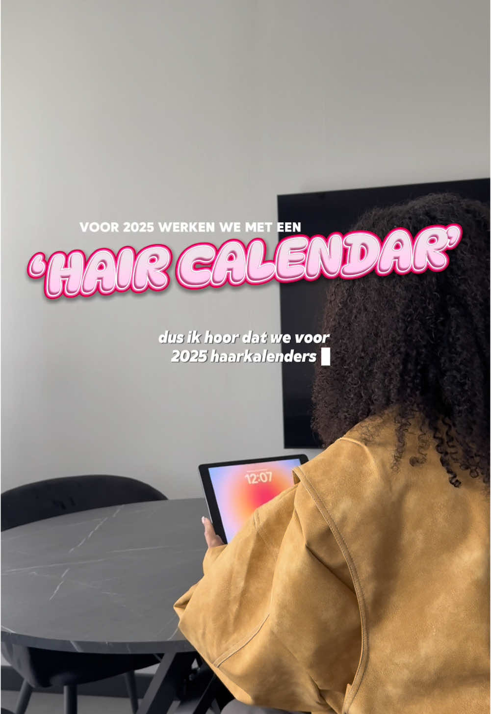 Get in girls, we maken hair calendars voor 2025! 💇🏽‍♀️☺️🙂‍↔️ van sew-ins, tot braids & wigs: we’re doing it all #haircalendar #newyeargoals #blackgirlhairstyles 