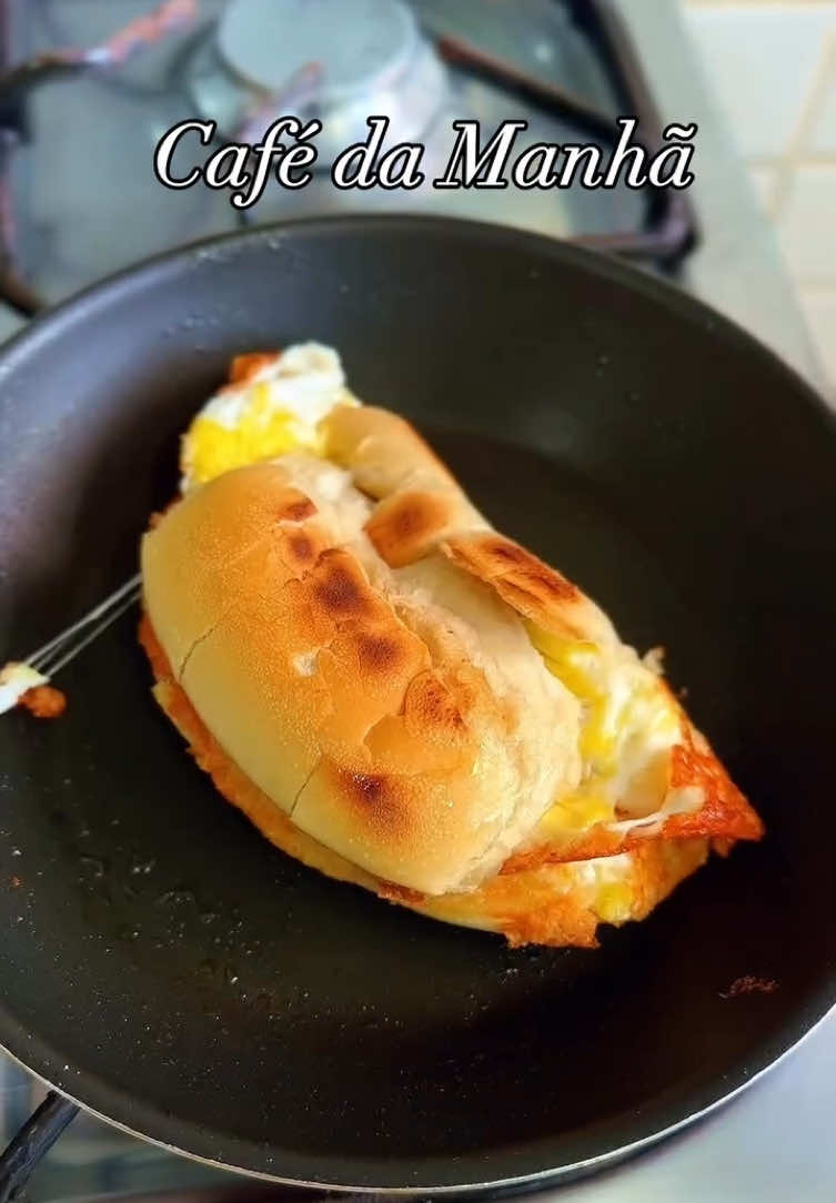 PÃO COM OVO E QUEIJINHO CROCANTE 😋 INGREDIENTES: - Pão francês - Muçarela - Ovo - Sal e pimenta-do-reino a gosto. . . . . #receita #receitasimples #receitasfaceis 