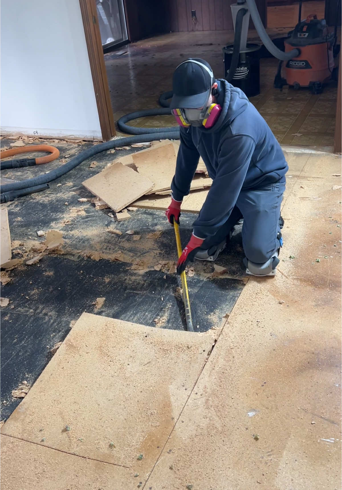 Flooring #tools #construction #remodel #satisfying #fyp #trending #viral #bluecollar #wood #DIY #asmr #repair #lvp #lvt #laminate #vinylflooring #laminateflooring #flooringinstallation #vinyl #stairs