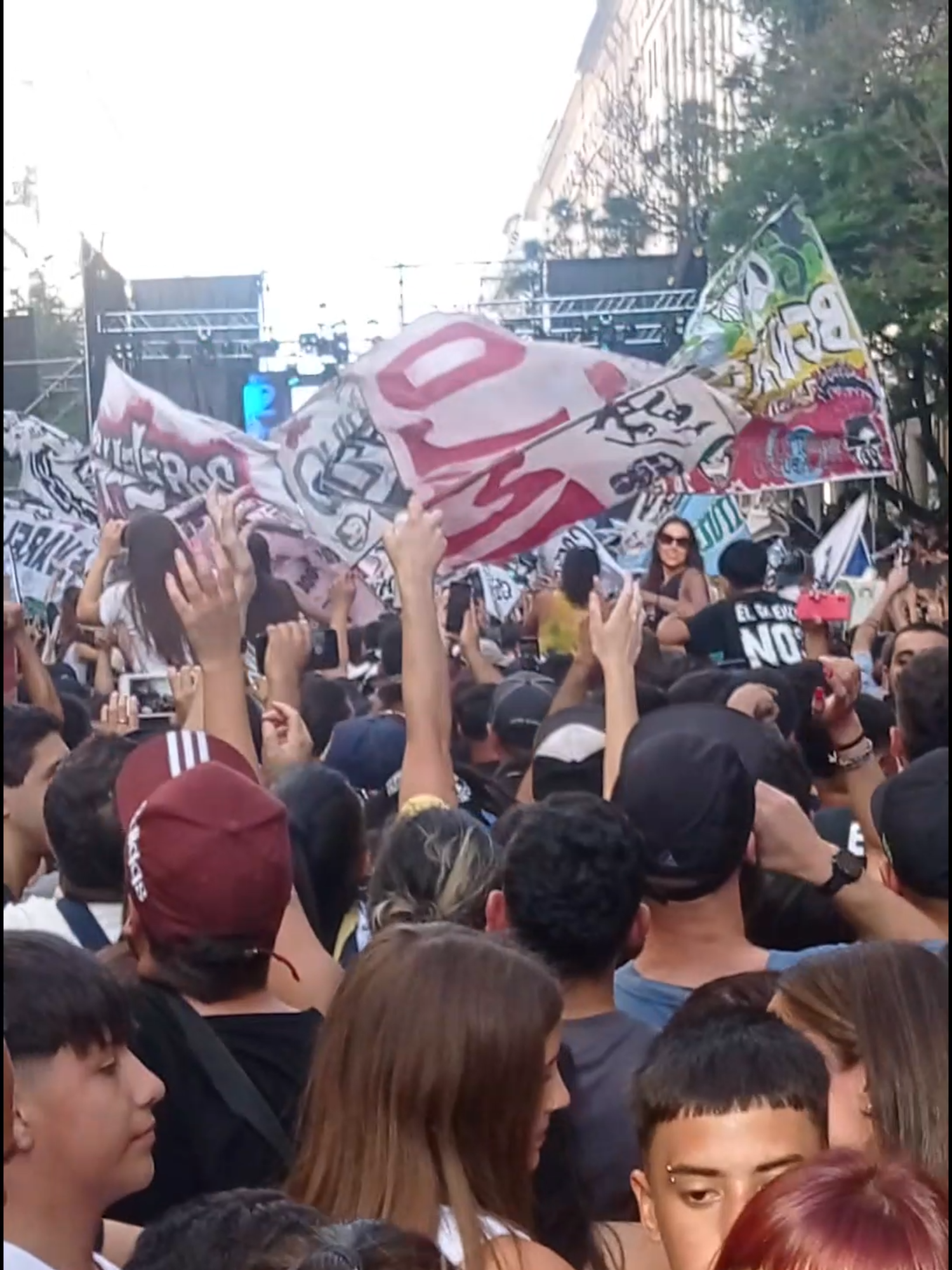 Don Osvaldo tocando 9 de Julio en Diagonal Norte a metros del Obelísco @donosvaldo88@donosvaldorock @callejeros_y_don_osvaldo #CALLEJEROS#194víctimasdecromañón #cromañonnoseolvida #cromañonnoslate #cromañon20años #cromañon🕊️ #cromañon #30dediciembre