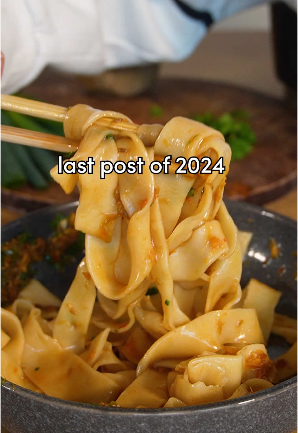 Knife cut noodling into 2025… 🙃 Some years are teaching us more than others and that‘s part of life! I wish y‘all a happy and healthy start into the next year! 🥳🫶 KNIFE CUT NOODLES RECIPE (2 servings, 40min prep time): -4 cups (500g) flour -a pinch of salt -1 cup (240-250ml) water Knead 5-7mins until it’s a smooth dough. Rest 25mins. Roll out the dough thinly and generously dust it with flour. Fold it in two times and dust with enough flour that the layers don’t stick. Cut into thick noodles and loosen them up. Boil in water 2-3mins until the noodles float. -2 scallions -2 cloves garlic -1 thumbsize piece of ginger  -1/2 chili Mash or blend until it’s a paste. -1 Tbsp vinegar -2 Tbsp soy sauce  -1 Tsp sugar  -2 Tbsp hot oil Mix and add 1 1/2 cups (375ml) noodle water. Add the noodles to the broth and serve with veggies or tofu. - Mit diesen selbstgemachten Nudeln geht‘s in 2025…🙃 Manche Jahre sind lehrreicher als andere und das gehört dazu… ich wünsche euch allen einen guten Rutsch und kommt gesund ins neue Jahr! 🥳🫶 REZEPT MESSER-NUDELN (2 Portionen, 40min Zubereitungszeit): -250g Mehl -eine Prise Salz  -120ml Wasser 5-7min zu einem Teig kneten. 25min ruhen lassen. Den Teig dünn ausrollen und großzügig mit Mehl bestäuben. Zweimal einfallen und mit genug Mehl bestäuben, dass der Teig nicht zsm klebt. In dicke Nudeln schneiden. 2-3min in Wasser kochen bis die Nudeln oben schwimmen. -2 Frühlingszwiebeln -2 Zehen Knoblauch  -1 Stück Ingwer -1/2 Chili Im Mörser oder mit einem Mixer zerkleinern. -1 El Essig  -2 El Sojasauce -1 Tl Zucker -2 El heißes Öl Vermischen und 375ml Nudelwasser dazugeben. Die Nudeln und ggf. Tofu und Gemüse dazugeben. #veganrecipes #veganfood #quickcooking #cookwithme #easyveganrecipes #easyveganmeals #vegandinner #vegandinnerrecipes #noodles #noodlesoup 