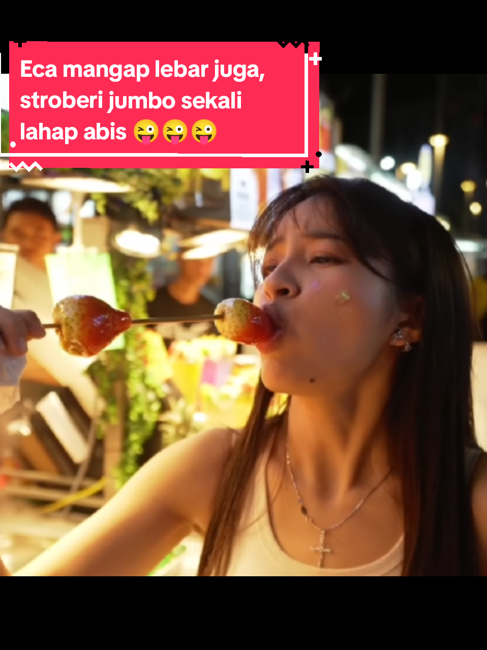 Eca mangap lebar juga, stroberi jumbo sekali lahap abis 😜😜😜