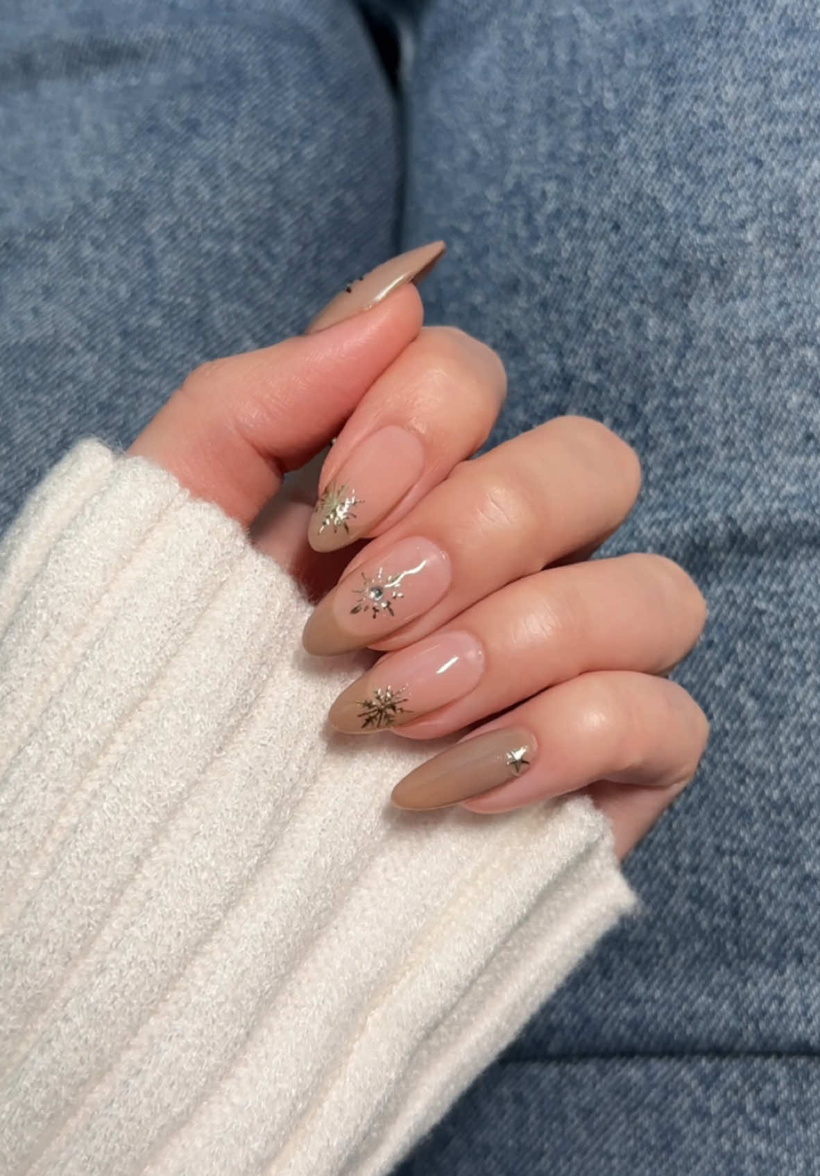 easy holiday nails ✨🤍🫶 used everything from the @Apres Nail advent calendar for this nail look! #diynails #nailsathome #nailvideos #gelxnails #aestheticnails #apresnails #nailsoftiktok #holidaynails #nyenails