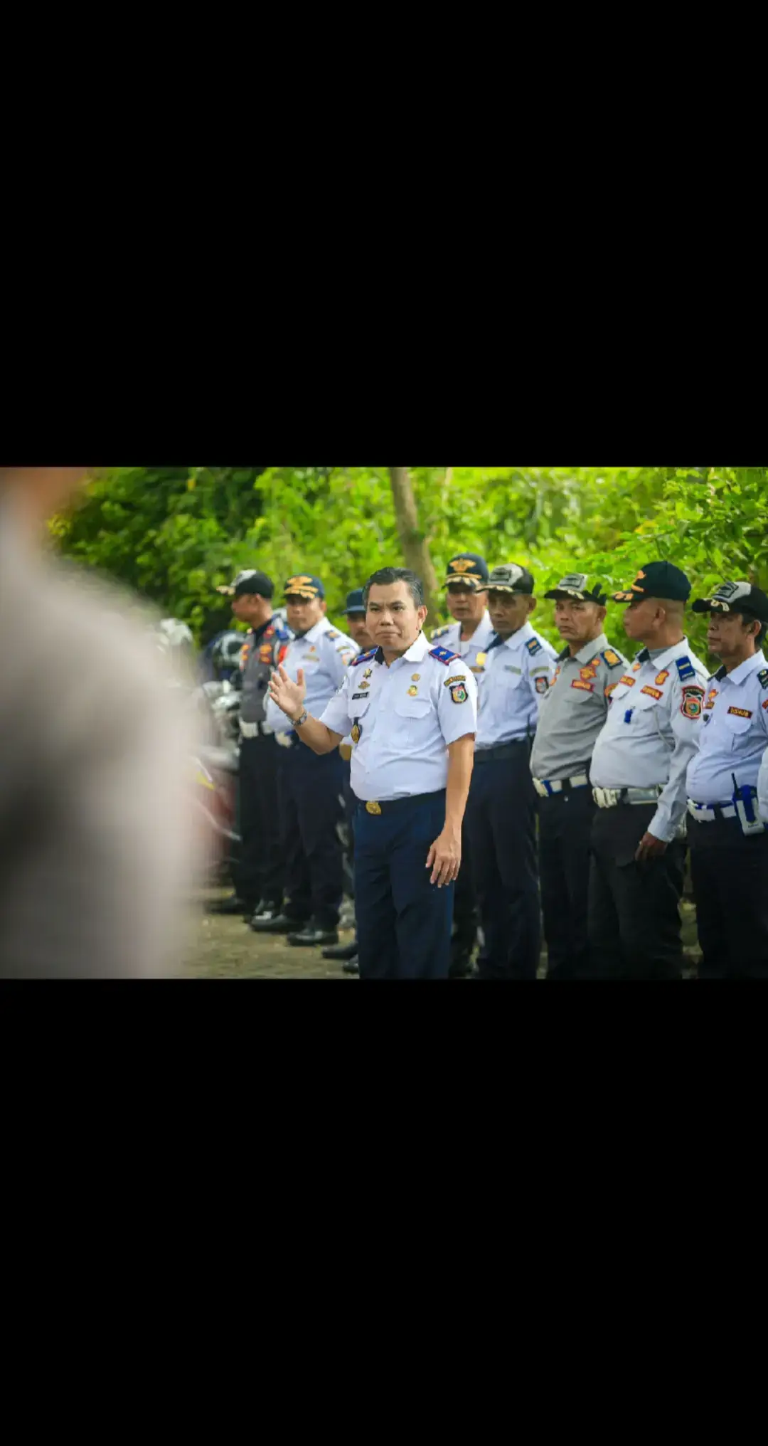 Pelaksanaan *_Apel Kesiapan Pasukan Pada Kegiatan Gladi Jalur Dalam Rangka Pelaksanaan Pengaturan dan Pengamanan Lalu Lintas Malam Tahun Baru 2025_* Bertempat di Taman Patung Gajah, Depan Rujab Walikota Makassar, Jl. Penghibur, Makassar, Senin 30 Desember 2024 Jam 16.00 WITA Dok kiriman Kadishub. @korespondenmakassar 