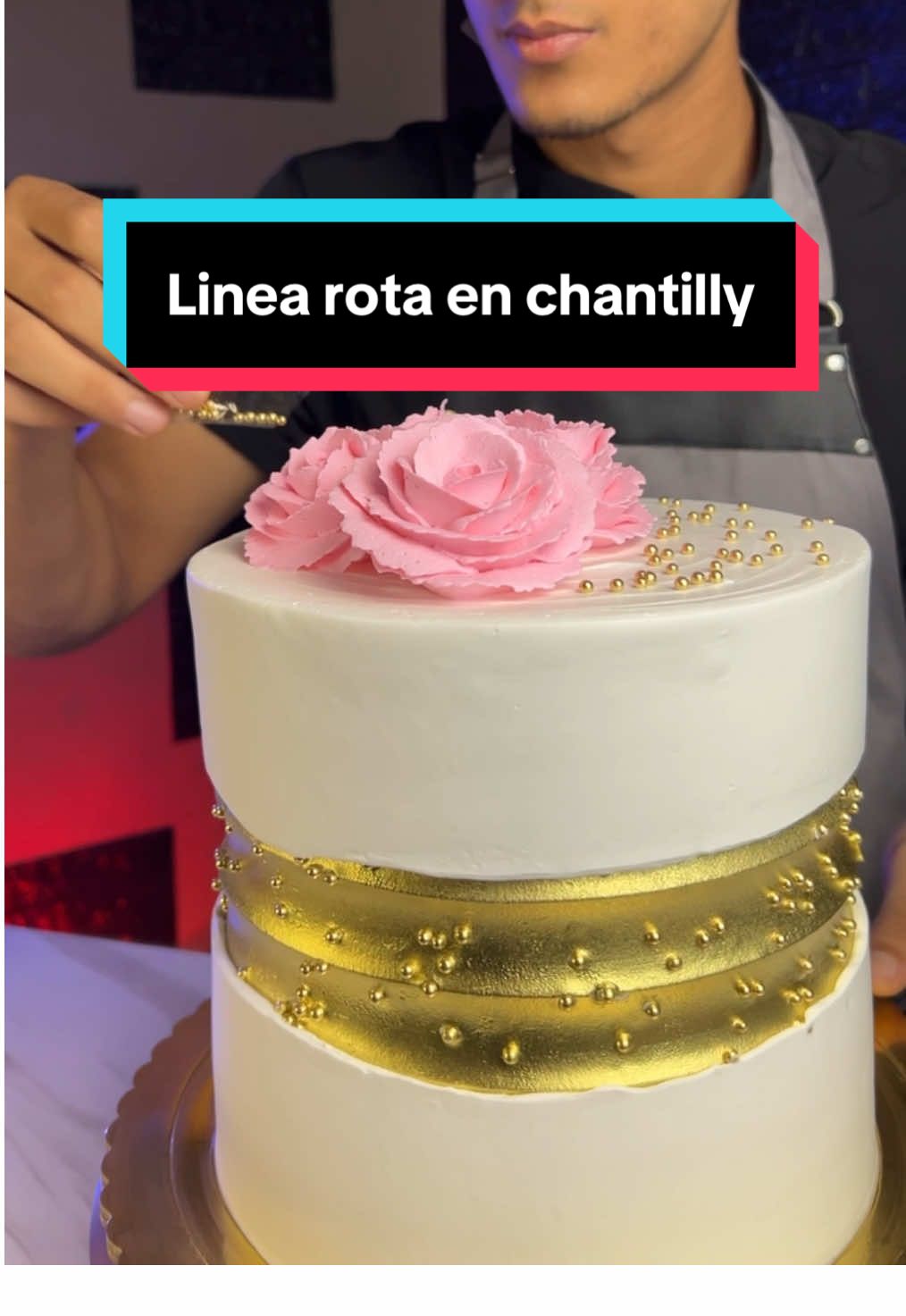 Decoración de torta: Línea rota / default line. Todo en chantilly! ❤️ Si te gustó, déjame saber en los comentarios y déjame todas dudas @Todo Postres Academia Pasteles  Sígueme para más contenido! ❤️🙌  #decoraciondetortas #chantilly  -Decoración de tortas en chantilly -Decoración de tortas personalizadas  -Diseño de tortas -Pastel personalizado  -Rosas en chantilly  -Línea rota en chantilly