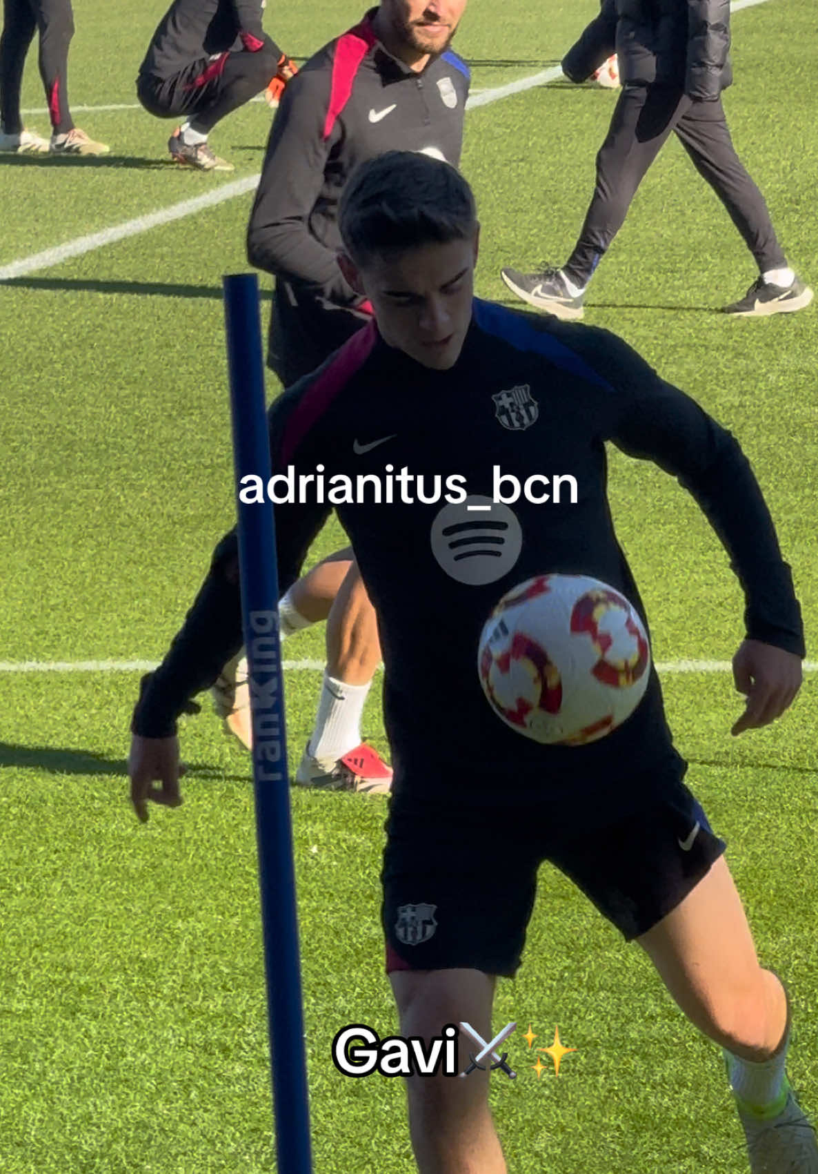 Gavi en el entreno de puertas abiertas demostrando las ganas de encontrar su mejor versión ⚔️✨ #pablogavi #gavi #talento #masia #fcb #fcbarcelona #entreno #guerrero 