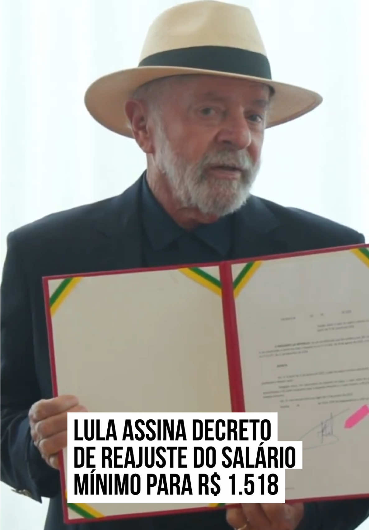 O presidente Luiz Inácio #Lula da Silva (#PT) se encontrou na tarde desta segunda-feira (30/12) com #GabrielGalípolo no Palácio da Alvorada, residência oficial da Presidência. Lula assinou o decreto da posse do economista para o #BancoCentral (BC), que assumirá a instituição no dia 1º de janeiro. Depois do encontro com Galípolo, que estava acompanhado do ministro #FernandoHaddad (Fazenda), Lula assinou o decreto do reajuste do salário mínimo. Com a nova regra de crescimento acima da inflação, o salário mínimo em 2025 deverá ter aumento de R$ 106 e será de R$ 1.518. Galípolo é sucessor de Roberto Campos Neto, indicado ao cargo pelo então presidente Jair Bolsonaro (PL). Lula reclamou diversas vezes de precisar ser conciliatório com Campos Neto. Apesar disso, o petista acusou o nomeado de Bolsonaro de ter “lado político” e trabalhar contra o país. A principal discordância deles é a elevação da taxa básica de juros, a Selic, que encerrou o ano a 12,25%. No dia 20 deste mês, Lula publicou um vídeo com Galípolo a fim de apresentar o novo presidente do BC para o público. Na gravação, o petista prometeu autonomia. “Quero que você (Galípolo) saiba que está aqui por uma relação de confiança minha e de toda a equipe do governo. Você será o mais importante presidente do Banco Central, porque você vai ser o presidente com mais autonomia que o Banco Central já teve”, disse. “Tenho certeza de que, pela sua qualidade profissional, você certamente vai dar uma lição de como se governo o Banco Central com verdadeira autonomia”, complementou. #TikTokNotícias 