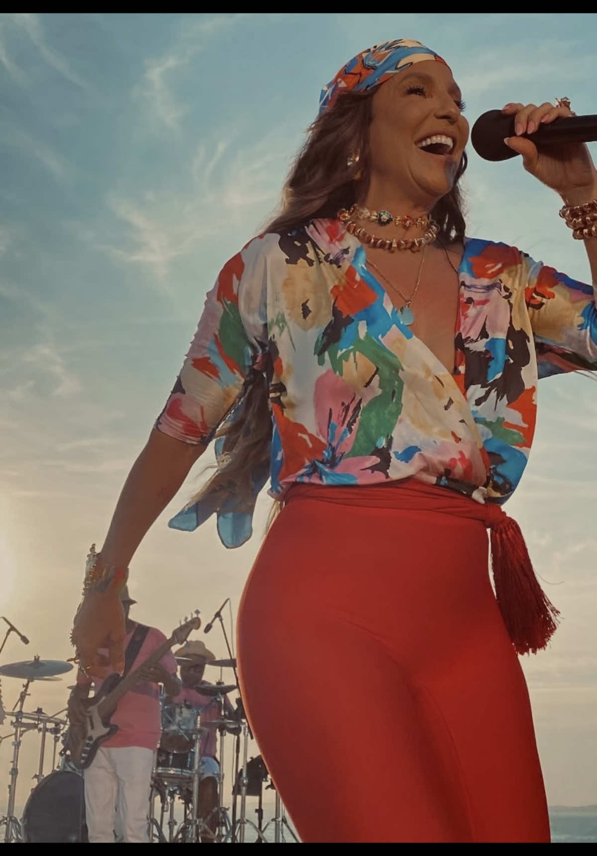 “O verão bateu em minha porta e eu a-bri…!!” 🎶 ESSE VERÃO PROMETE MUITOOOO!! Hoje, no mirante do Farol da Barra em Salvador-BA, @Ivete Sangalo gravou um EP especial pro verão!!  É elaaaa!!! A maioral!!  Ela é nossa rainha!!  Ela é a dona de tudo!! Ela sabe entregar!!! ❤️🔥  (Músicas: “Verão Salvador/“Tum Tum Tum/ “Energia de Gostosa”) #ivetesangalo #energiadegostosa #fypシ゚ #foryou #salvador #viral #fy #hit 