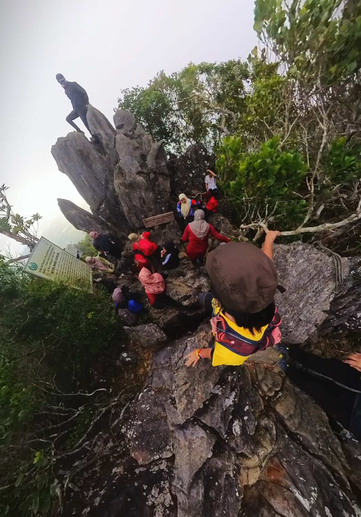 Pintu Wang Gunung Perlis ❤️ Pagi 28 Disember lalu kita orang hike Pintu Wang Gunung pula sebab ramai geng join jadi aku pun repeatlah buat kali yang keberapa pun dah tak ingat…  Sekarang ni dah tak sukar sangat dah memanjat ke sini sebab banyak penambahbaikan oleh Pejabat Hutan dengan bantuan team Hikers Perlis.  Masa memanjat dan turun pun dah jadi lebih cepat dengan penambahbaikan tersebut jadi sapa yang belum pernah cuba hiking sini bolehlah try datang okeh…  Ketinggian 499m dan masa mendaki antara 1jam 30miins hingga 3jam.  Hari ni view agak berkabus dan matahari malu malu pulak nak keluar… #hikingsyoksyok #perlis #hikingperlis #hikertok #pintuwanggunung 