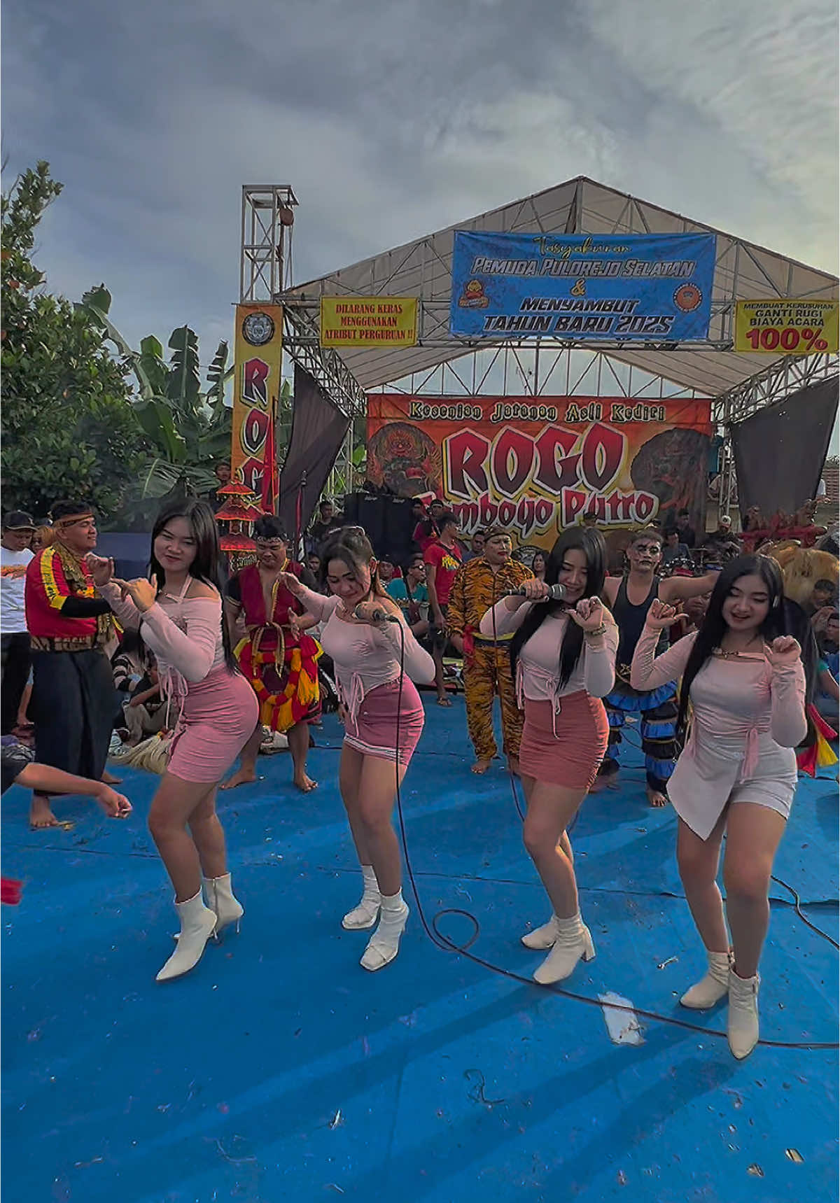 Ladies Rogo jare mami eci💋 jal tag en idolamu seng endi cah ?? #rogosamboyoputro1289 #jaranan #jaranantiktok #biduan #fyp #rsp #biduandangdut #mberot #biduancantik #bantengan