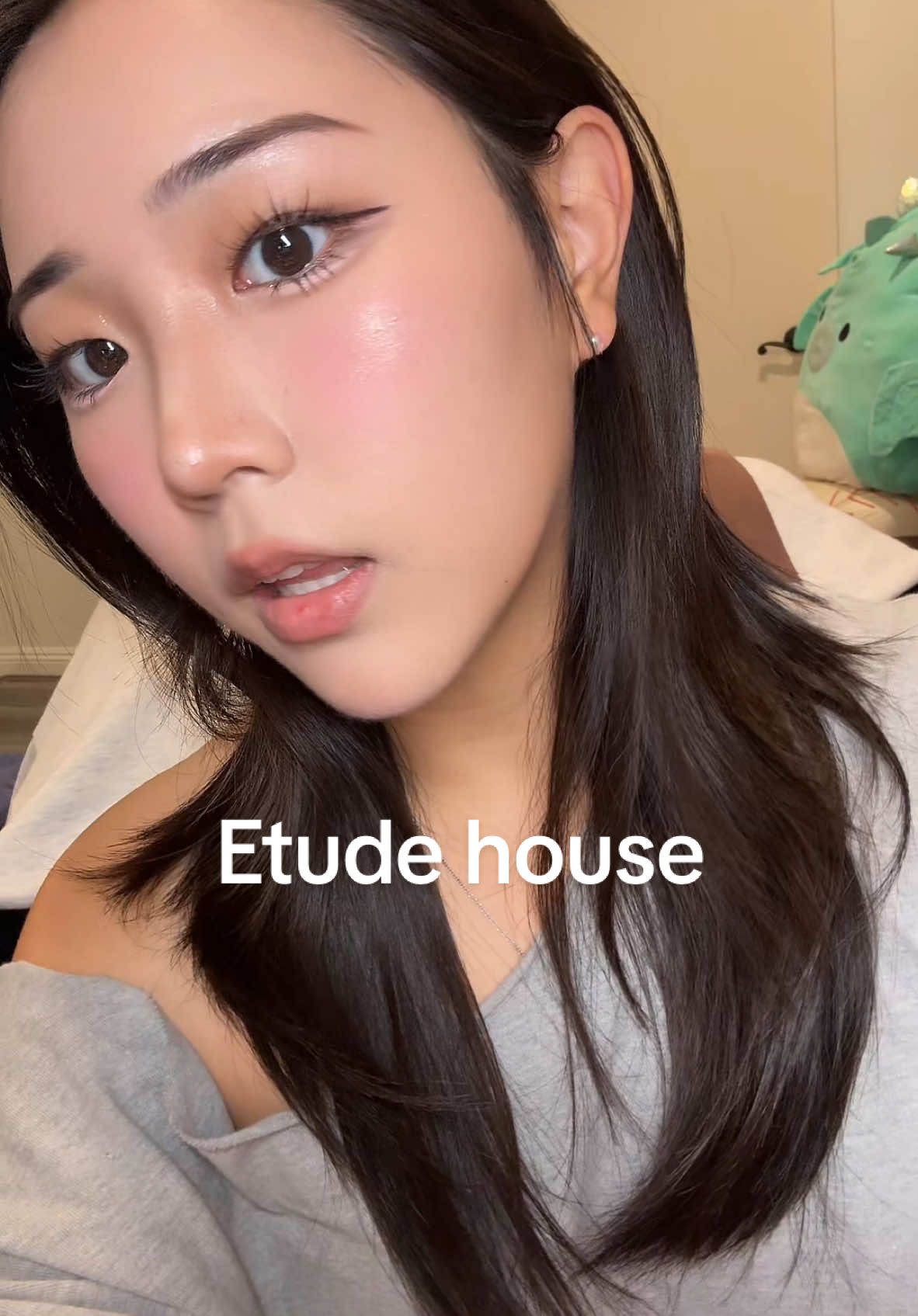 I’m taking this w me to 2025🙂‍↕️ hehe but idk maybe this product came out some time ago that’s why no one knows about it #makeup #koreanmakeup #makeuprecomendation #koreanmakeupproducts #korean #fyp #makeupreview #etudehouse 