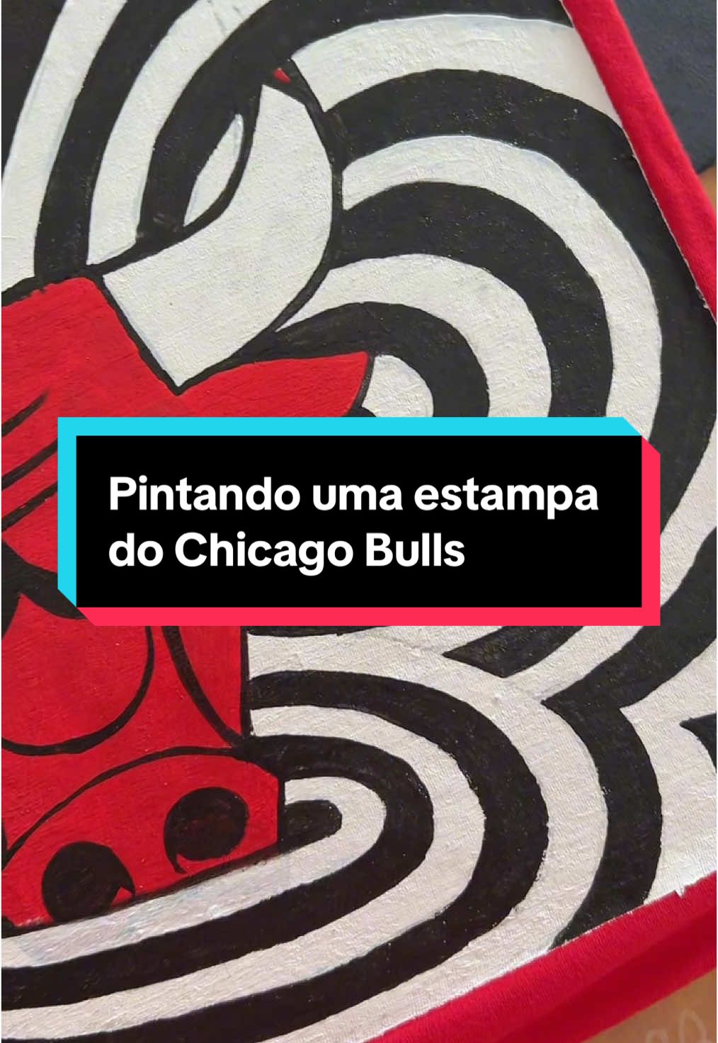 Ah, ele mesmo comprou a camiseta, não era um presente; ele tentou tirar a estampa com ferro quente e uma espátula (não deu certo e aí ele foi para a acetona); aprendemos que nem todo trabalho vale a pena kkkk #artvideo #letteringartist #presentepersonalizado #presentedenatal #camisetaspersonalizadas #chicagobulls #artprocess 