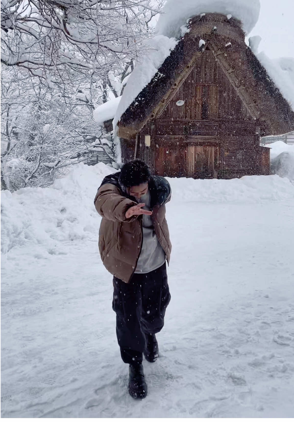 Wait ‼️🫵                                          #theydontloveyoulikeiloveyou #winter #shirakawago #kenshuseijapan🇮🇩🇯🇵🎌 #japan #tokuteiginou 