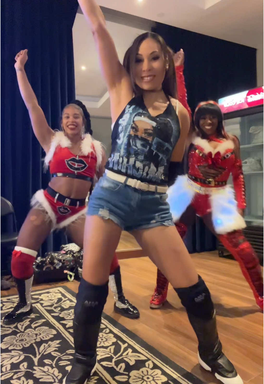 Thank you for a successful holiday tour!  @Bianca Belair  @THE GLOW  #WWE #smackdown #wweholidaytour #biancabelair #naomi #miayim #michin 