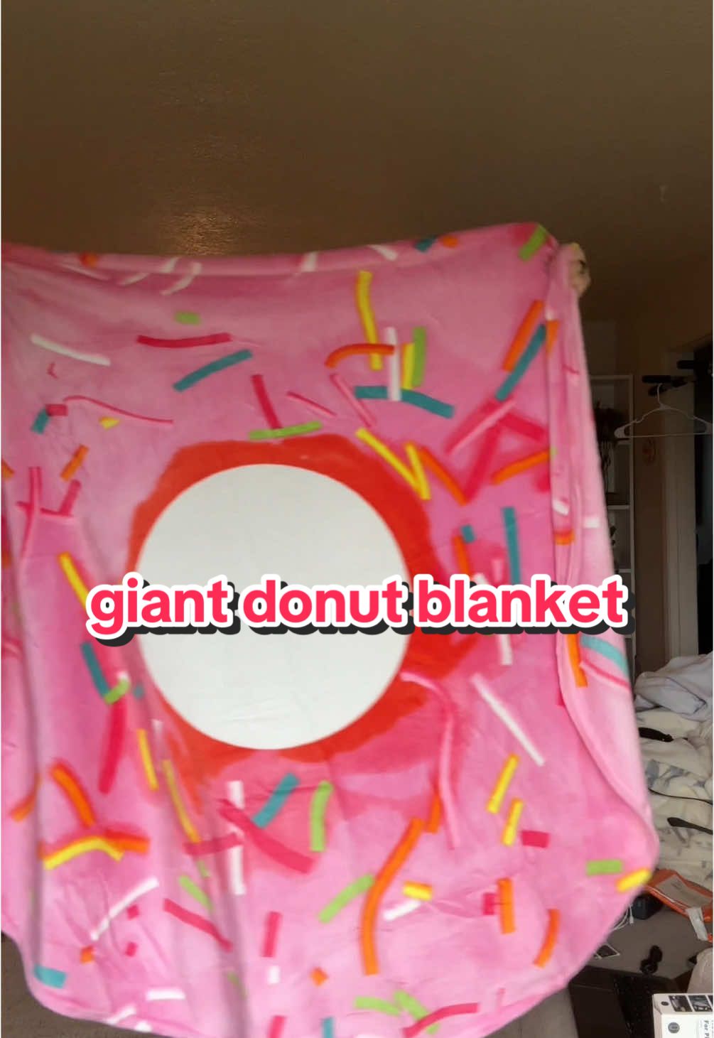 a freaking donut blanket?? I can’t 😭 #donutblanket #blanket #blanketlife #blankets #fleeceblanket #fleece #tiktokshopfinds #tiktokshopdeals #newyearnewaura #tiktokshopcreatorpicks #mademyyear