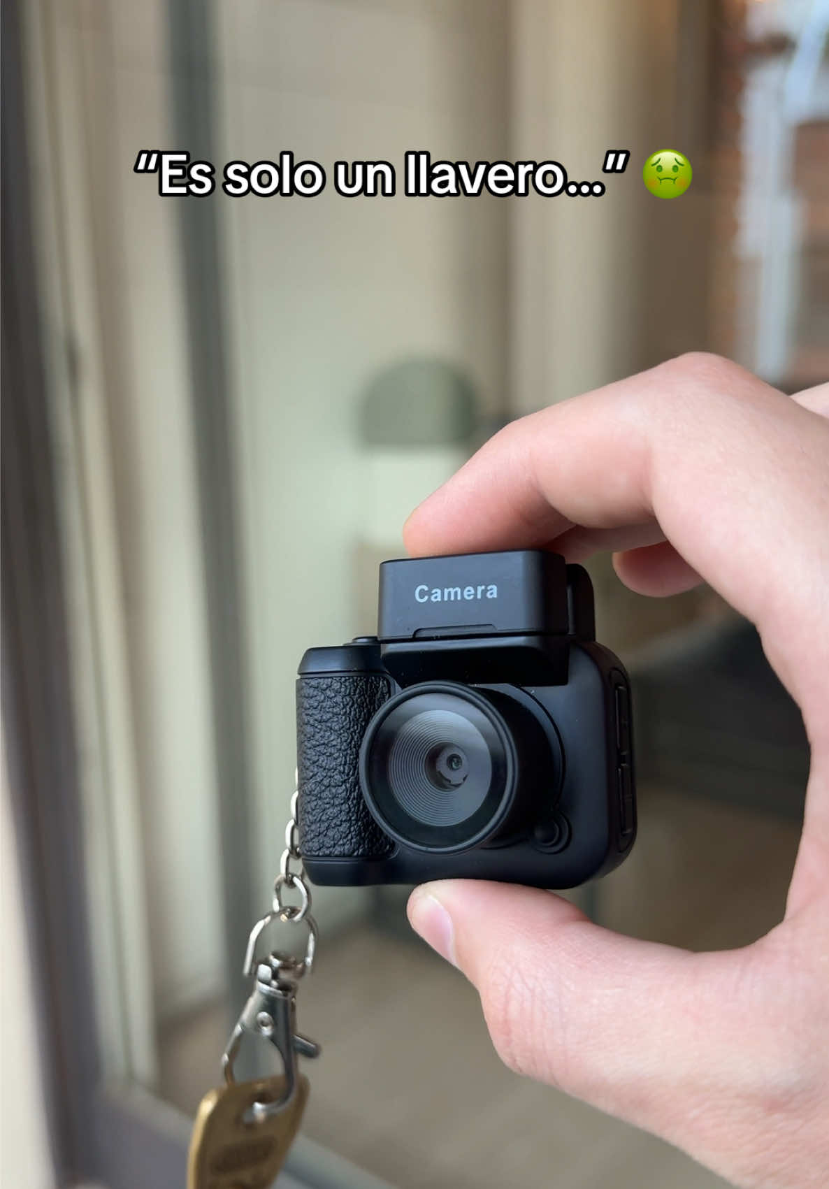 Es mucho más que un llavero, es una mini cámara profesional que saca mejores fotos que un iPhone! 📸😍 🎥✨ Mini Cámara Llavero: Porque los recuerdos más especiales merecen ser capturados en cualquier momento. Su diseño compacto y elegante la convierte en el compañero perfecto para documentar cada instante, desde una cena familiar hasta un paseo inesperado. 🌟 📸 Pequeña pero poderosa: Esta mini cámara combina lo mejor de la tecnología moderna con un estilo retro encantador. Ideal para quienes disfrutan inmortalizando momentos de forma creativa y discreta, ya sea en reuniones, viajes o simplemente en el día a día. 💡 Un detalle único para cualquier ocasión: Año Nuevo, Reyes Magos o simplemente un gesto especial para alguien importante. Perfecta para amantes de la fotografía, creadores de contenido o aquellos que valoran los detalles que cuentan historias. 🌈 Llévala a todas partes: Su tamaño portátil y diseño innovador la hacen ideal para capturar esos pequeños instantes que muchas veces pasan desapercibidos. Es más que una cámara; es una forma de preservar momentos que te harán sonreír siempre. ✨ Porque este 2025 será un año lleno de momentos mágicos que merecen ser recordados. #RecuerdosParaSiempre #MiniCamara #Fotografía #camara  #DiseñoRetro #RegalosEspeciales #ReyesMagos #AñoNuevo #Familia #MomentosÚnicos