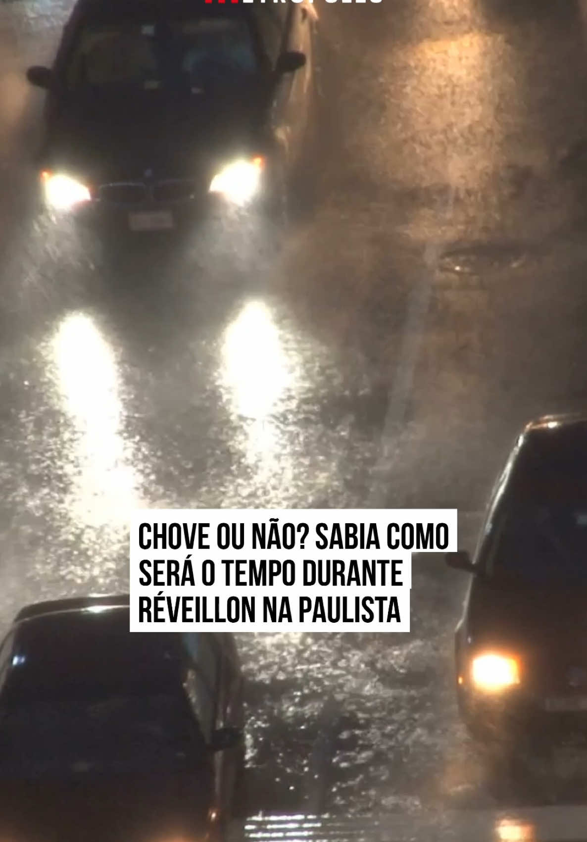 A Defesa Civil de #SãoPaulo diz que não há previsão de chuva durante a noite desta terça-feira (31/12) na cidade de São Paulo. E, segundo os #meteorologistas, o tempo estará firme durante o #Réveillon na Paulista. Mas, há condição para pancadas durante o período da tarde. O último dia de 2024 será típico de #verão, com predomínio de #sol, altas temperaturas. Ou seja, será um dia abafado pela combinação do #calor intenso com umidade vinda tanto do Oceano Atlântico quanto da #Amazônia. Há possibilidade de rajadas de vento e granizo em todo o estado. A Defesa Civil afirma que, embora não estejam previstos grandes volumes de chuva, há risco de deslizamento e alagamento por causa do solo encharcado pelos temporais dos últimos dias. Segundo o órgão estadual, é preciso ficar atento a árvores e postes inclinados, rachaduras no solo, paredes ou calçadas, que podem indicar possibilidade de deslizamentos. A Defesa Civil também orienta a população a evitar áreas alagadas e enxurradas. Como boa parte da população paulista estará nas praias, também há a orientação para que se procure abrigo imediatamente durante a aproximação de nuvens escuras, que favorecem a ocorrência de raios. Em todo o estado, as temperaturas máximas variam de 27°C, em Franca, a 34°C, em Presidente Prudente. #TikTokNotícias