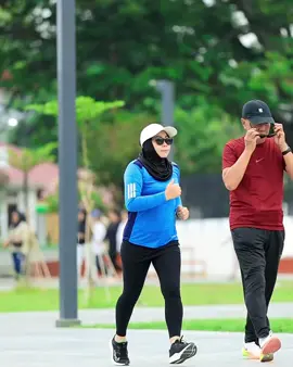 Setiap langkah kecil dalam berolahraga adalah langkah yang menjauhkan kita dari penyakit termasuk penyakit hati🤪 Runner seru menikmati moment akhir tahun 2024, adalah pengalaman yang seru dalam petualangan pastinya banyak hal menarik yang ditemui... dapat sehatnya & bonus video kontennya😘🥰 #olahraga #jogging #godbye2024 #welcome2025 #newyear #vatulemopalu_sulteng #sulawesitengah #fyp #fypp 